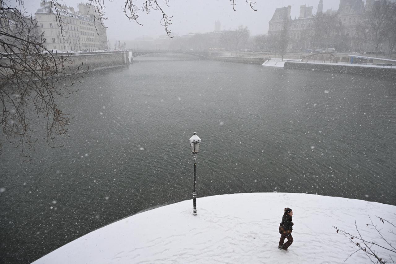 This photograph shows a view of the Seine river and its snow-covered banks during heavy snow falls, Paris, France, January 7, 2026. (AFP Photo)