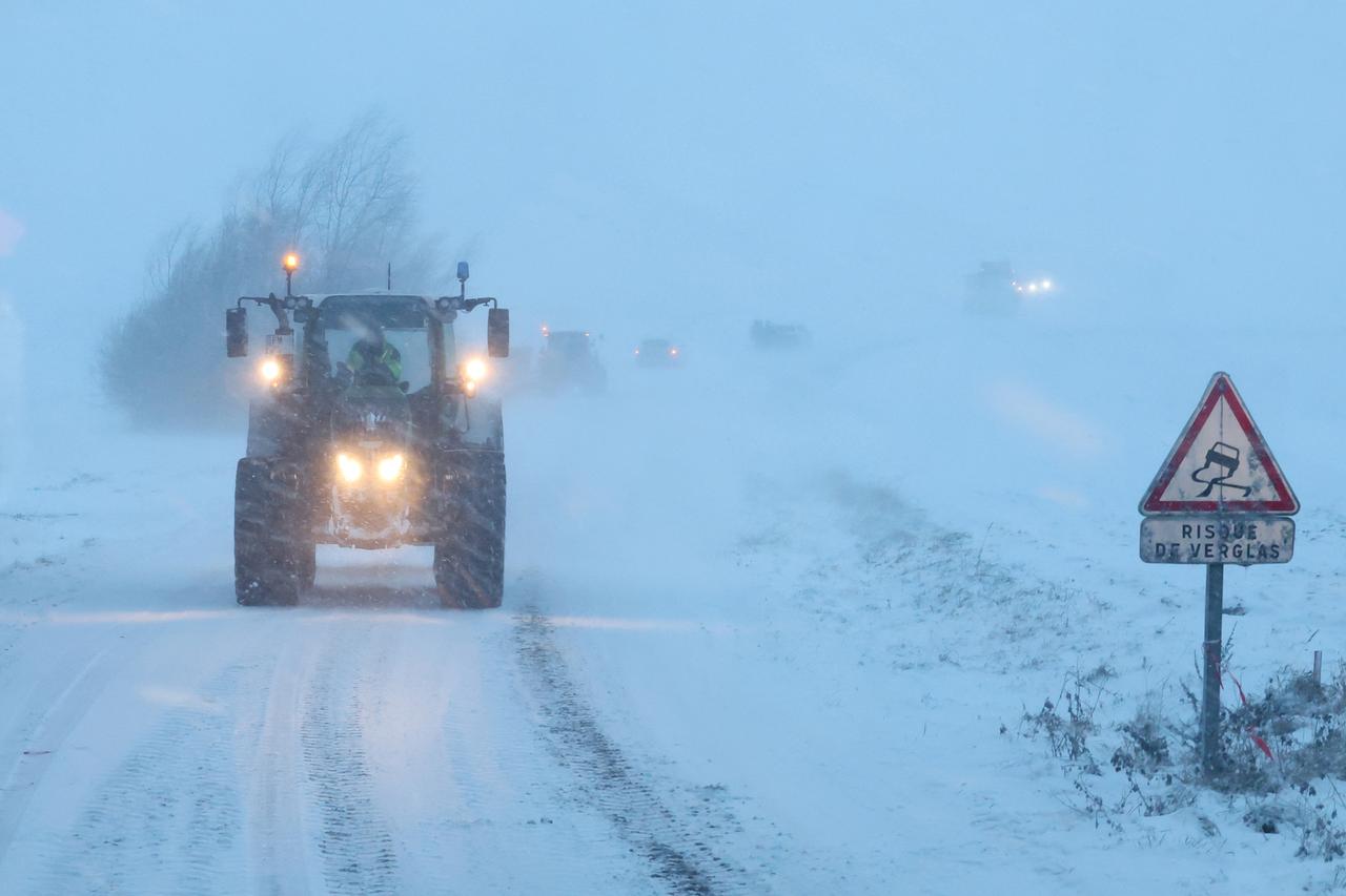 This photograph shows vehicles on a snow-covered road near Sebourg, northern France, January 7, 2026. (AFP Photo)
