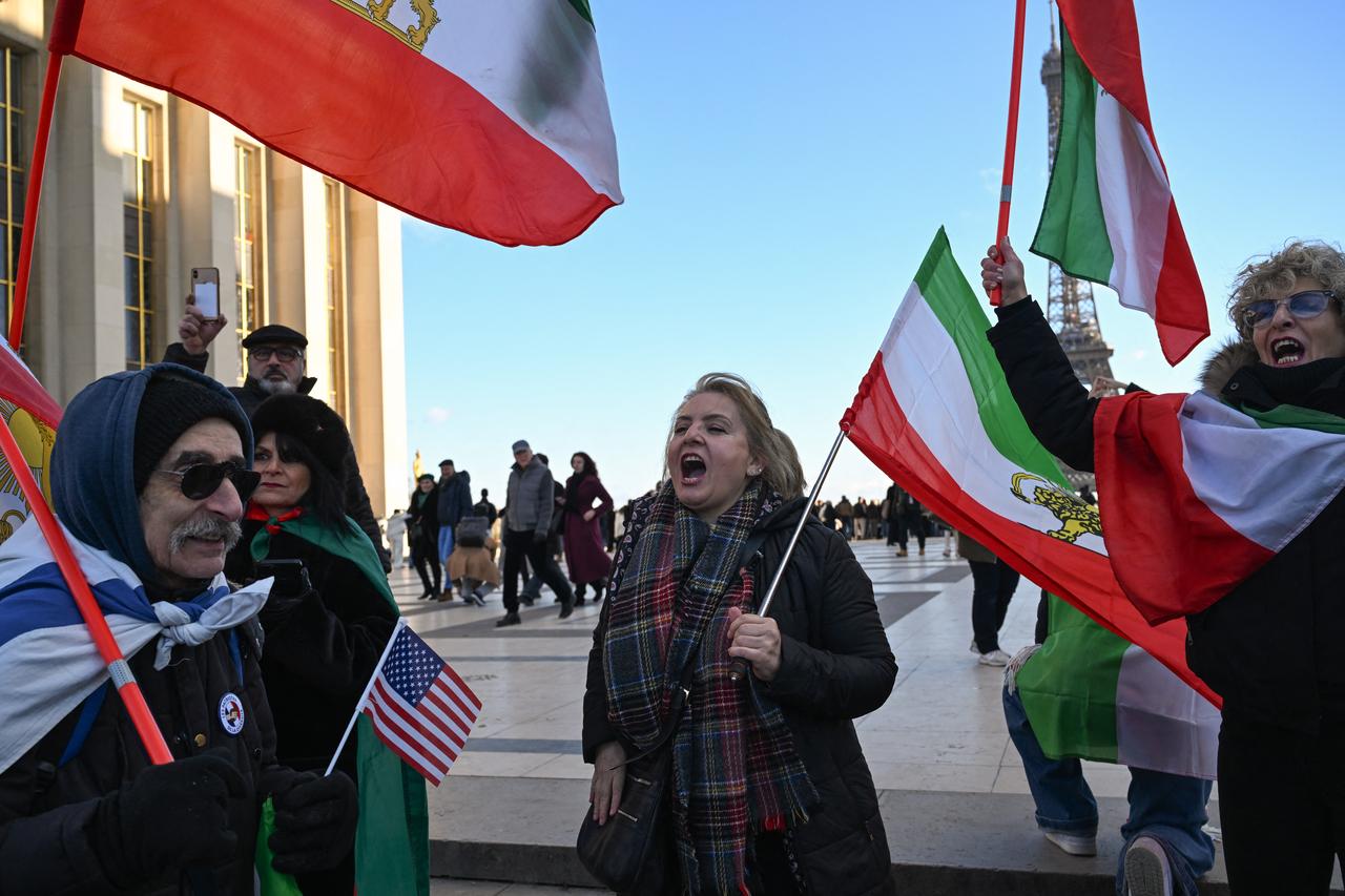 Protesters chant during a demonstration against the Iranian regime's crackdown on protests, in central Paris, on January 4, 2026. (AFP Photo)