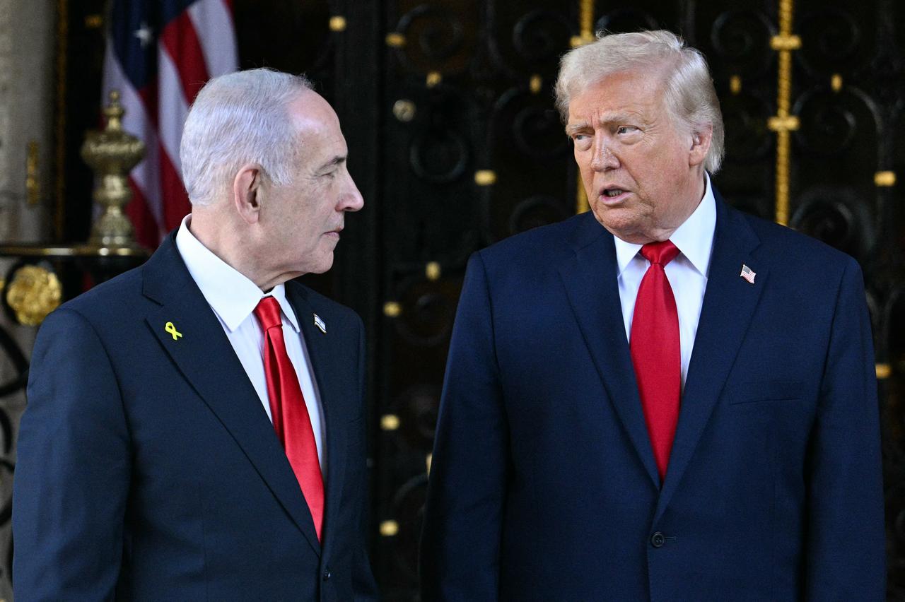 US President Donald Trump (R) greets Israeli Prime Minister Benjamin Netanyahu (L) upon arrival at Trump’s Mar-a-Lago residence in Palm Beach, Florida, Dec. 29, 2025. (AFP Photo)