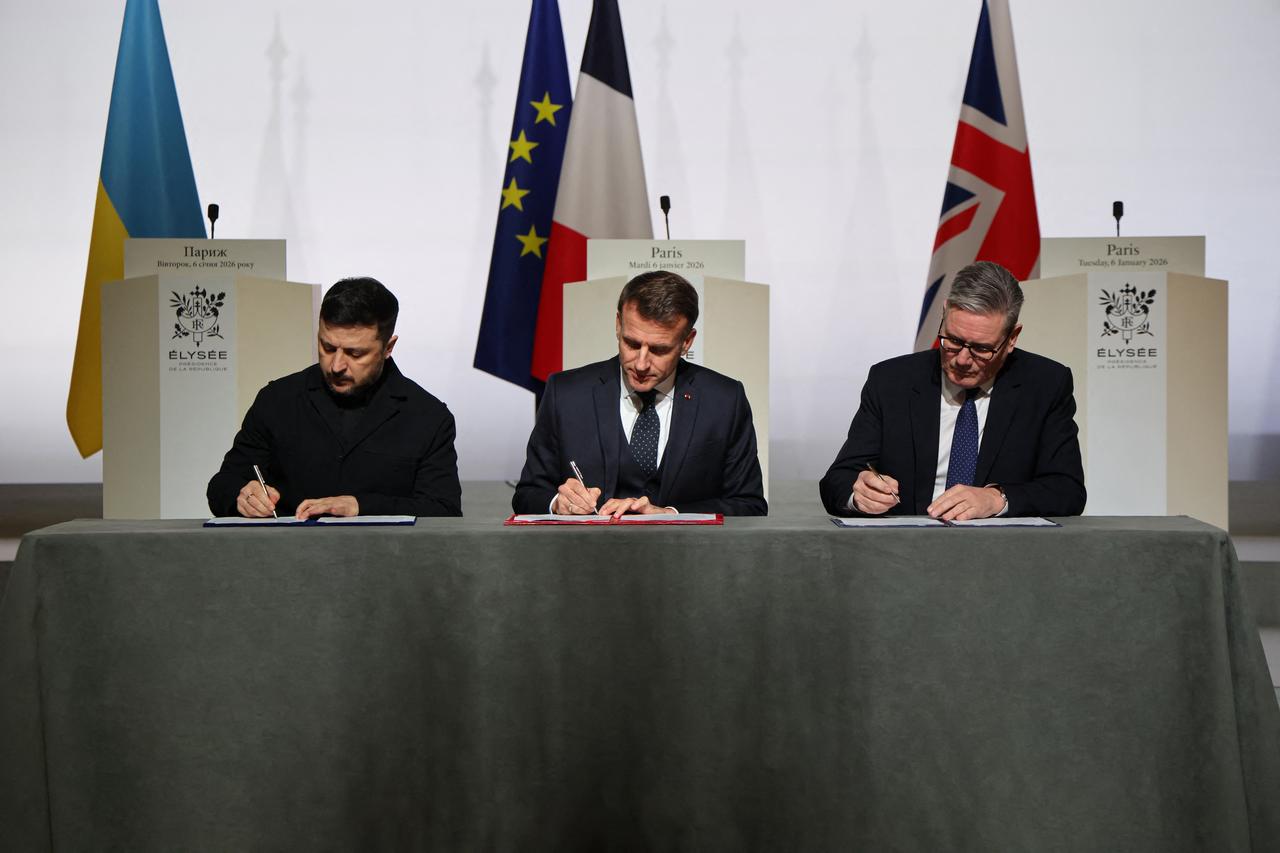 (From L) Ukraine's President Volodymyr Zelenskyy, France's President Emmanuel Macron and Britain's Prime Minister Keir Starmer at the Elysee Palace in Paris, Jan. 6, 2026. (AFP Photo)