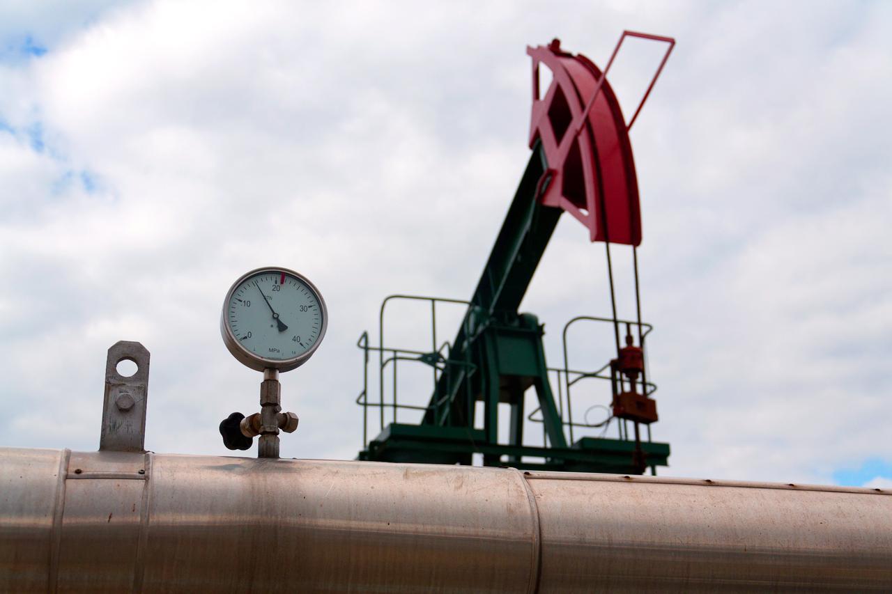 Oil prices tumble after Trump says Venezuela to hand over 50M barrels to US