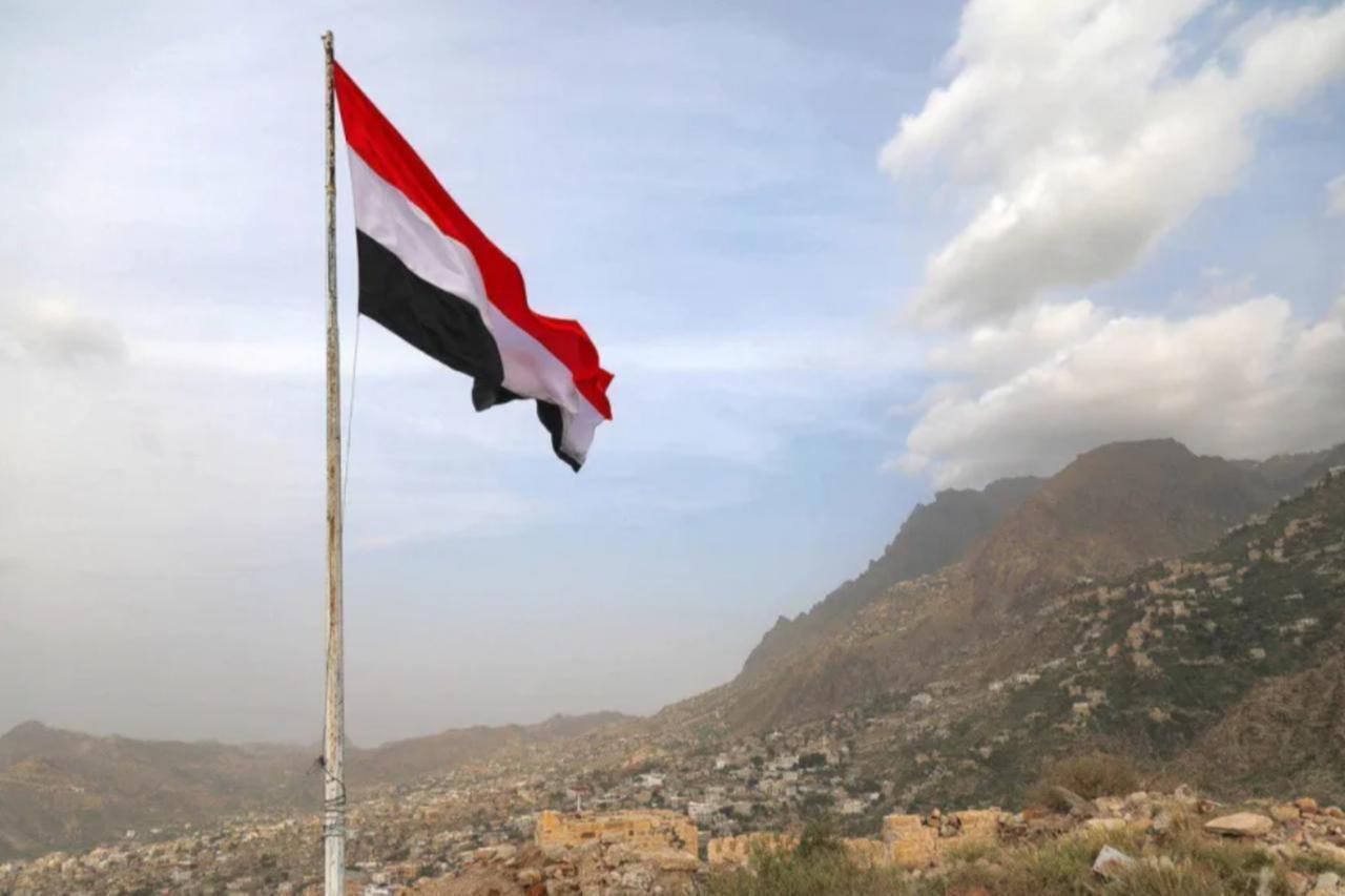 A Yemeni flag waves in the city of Taiz , accessed on Jan. 7, 2026. (AFP Photo)