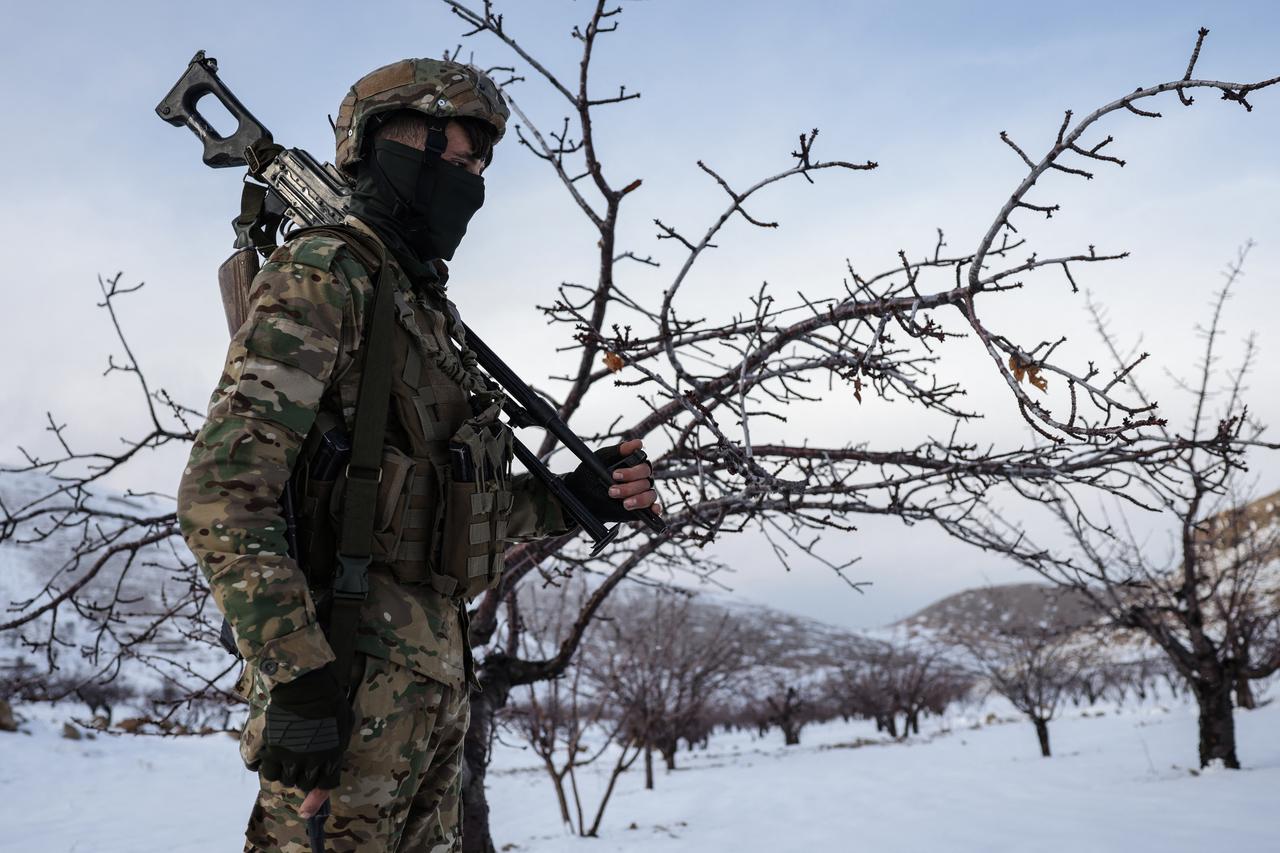 A Syrian soldier stands in the snow in the country’s mountainous Qalamoun region, near the border with Lebanon, during a patrol to secure the frontier and prevent smuggling operations on January 1, 2026. (AFP Photo)