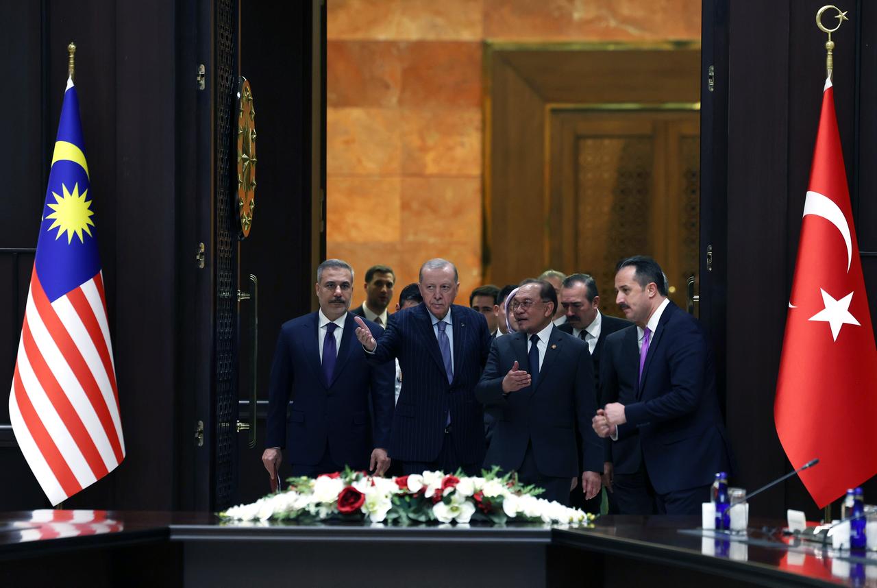 President Recep Tayyip Erdogan (2nd L) and Malaysian Prime Minister Anwar Ibrahim (2nd R) attend the First Meeting of Türkiye-Malaysia High-Level Strategic Cooperation Council at the Presidential Complex in Ankara, Türkiye on Jan. 07, 2026. ( Turkish Presidency / Murat Kula - Anadolu Agency )