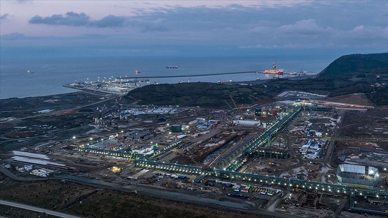Aerial view of the Filyos Natural Gas Processing Facility on the Black Sea coast in Zonguldak, Türkiye. (AA Photo)