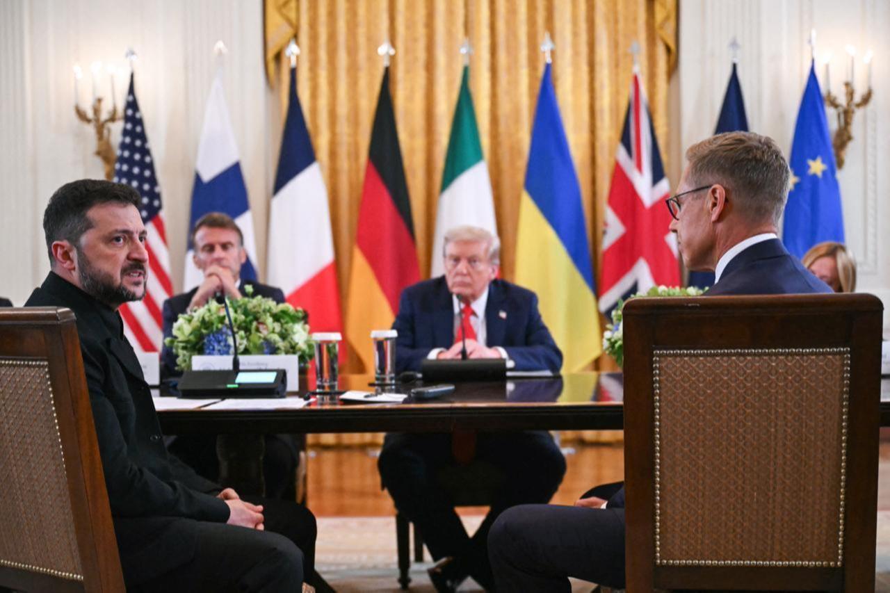 (L/R) Ukrainian President Volodymyr Zelenskyy speaks as French President Emmanuel Macron, US President Donald Trump and Finnish President Alexander Stubb listen during a meeting with European leaders in the East Room of the White House in Washington, DC, on Aug. 18, 2025. (AFP Photo)