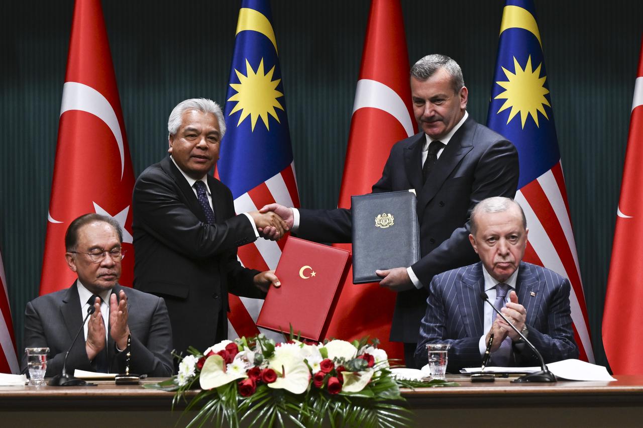 President Erdogan (R) and Malaysian PM Ibrahim (L) attend the signing ceremony of the agreements between Türkiye and Malaysia in Ankara, Jan. 7, 2026. (AA Photo)