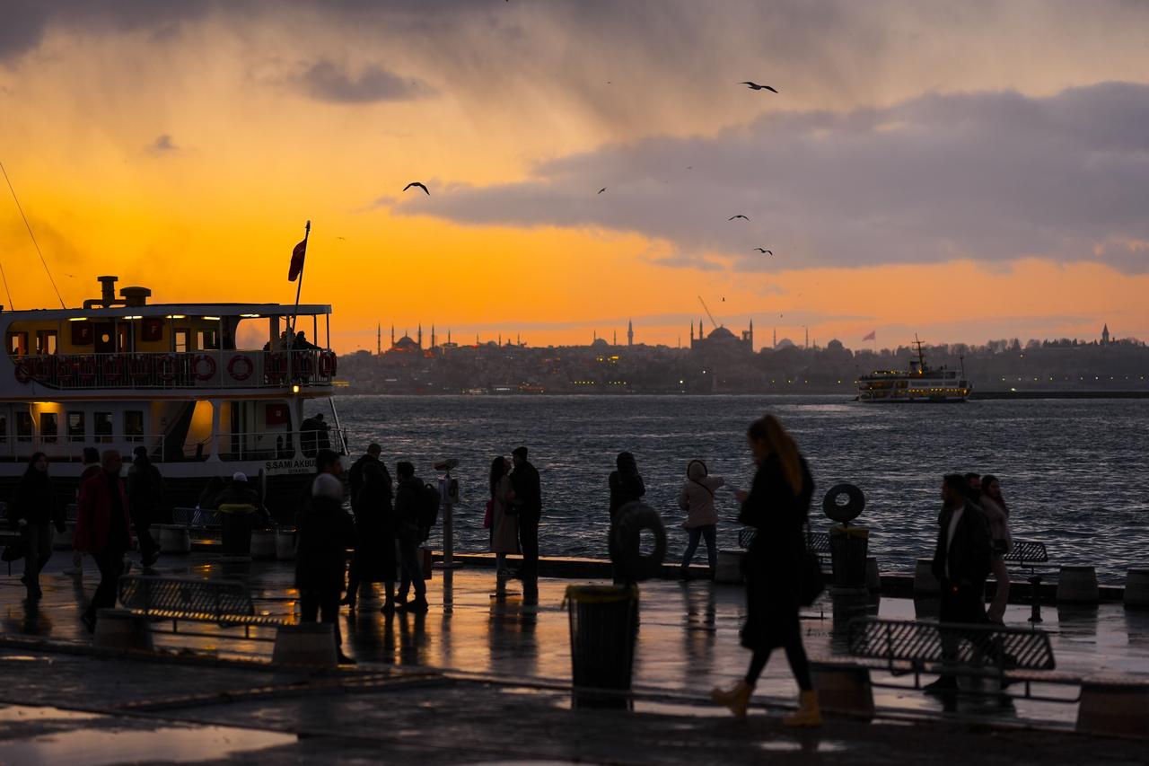 A view of the sunset at Kadikoy in Istanbul, Türkiye, on December 28, 2025. (AA Photo)
