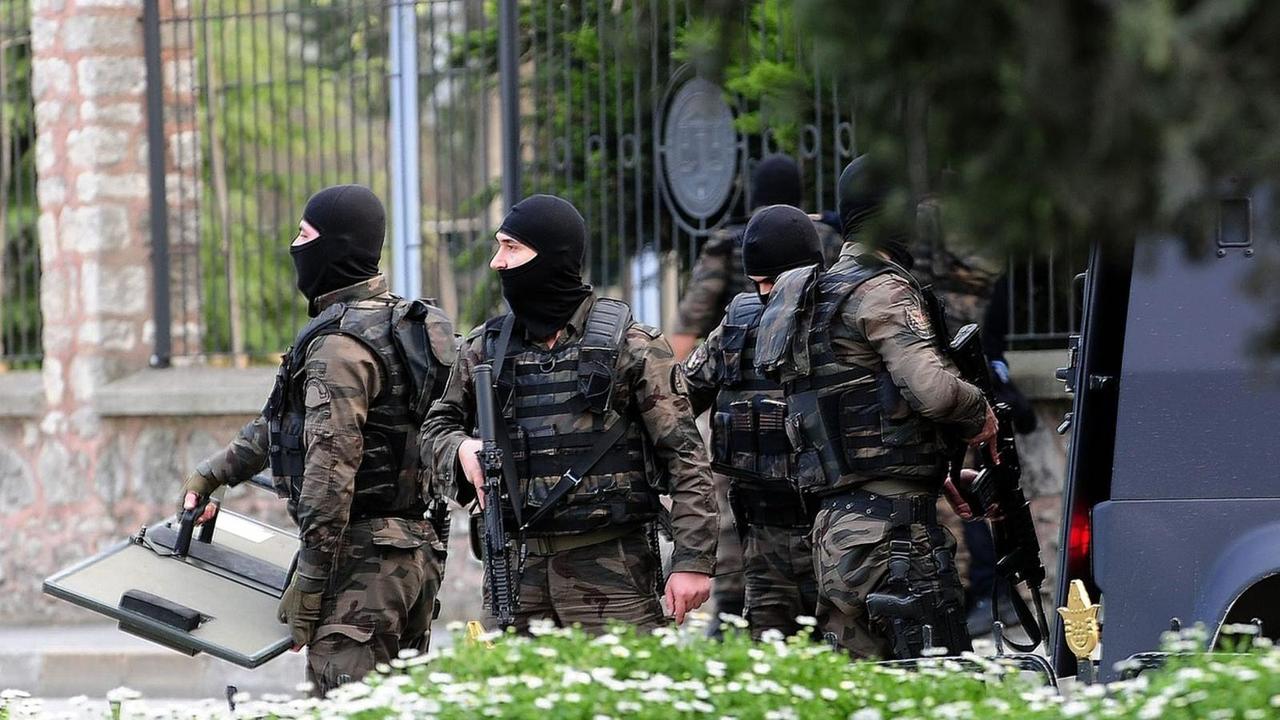 Turkish soldiers controlling access to the police station where a Daesh terrorist was shot dead. (AFP Photo)
