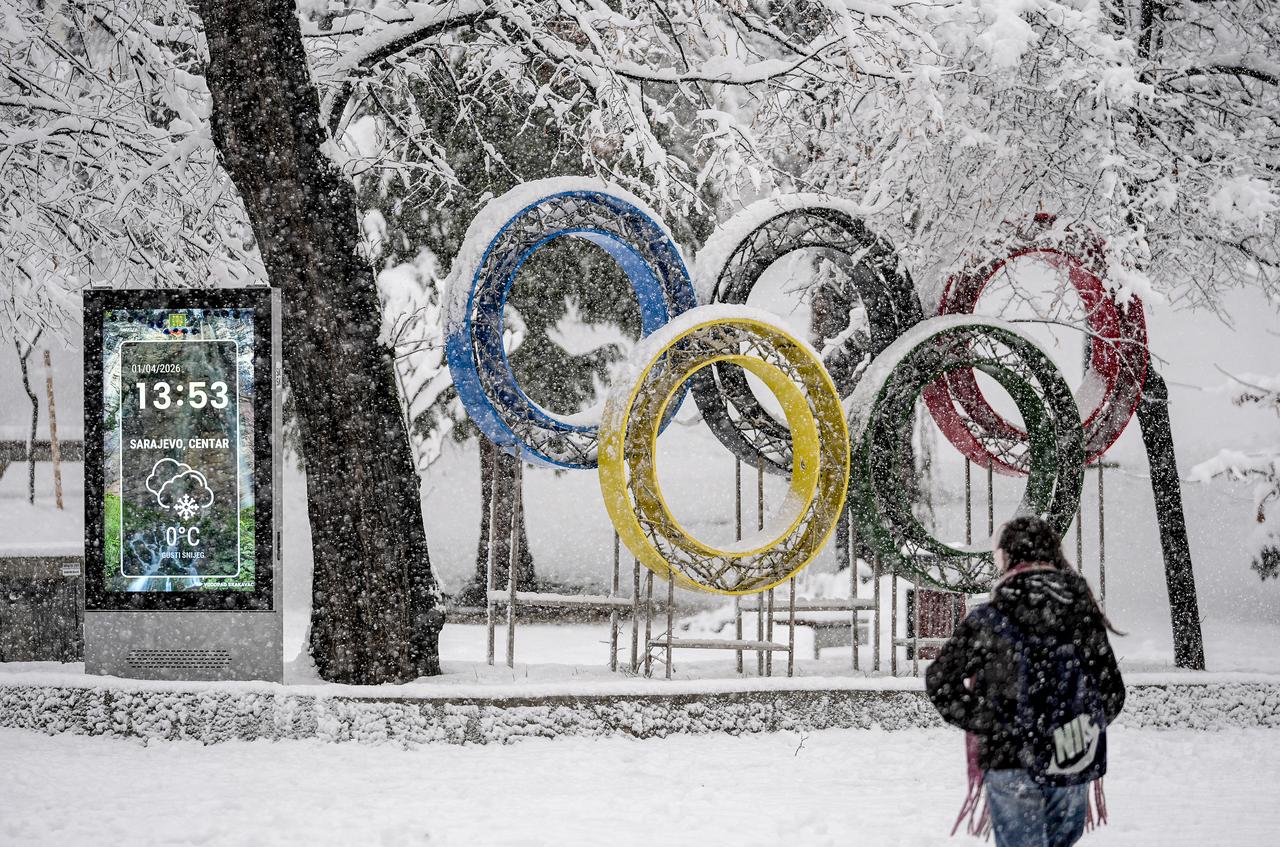 Snowfall blankets city as winter weather affects the capital Sarajevo, Bosnia and Herzegovina, on Jan. 4, 2025. (AA Photo)