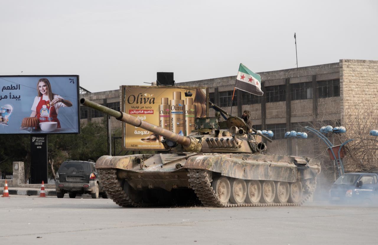 A Syrian army tank advances in Aleppo, Syria, January 8, 2026. (AA Photo)