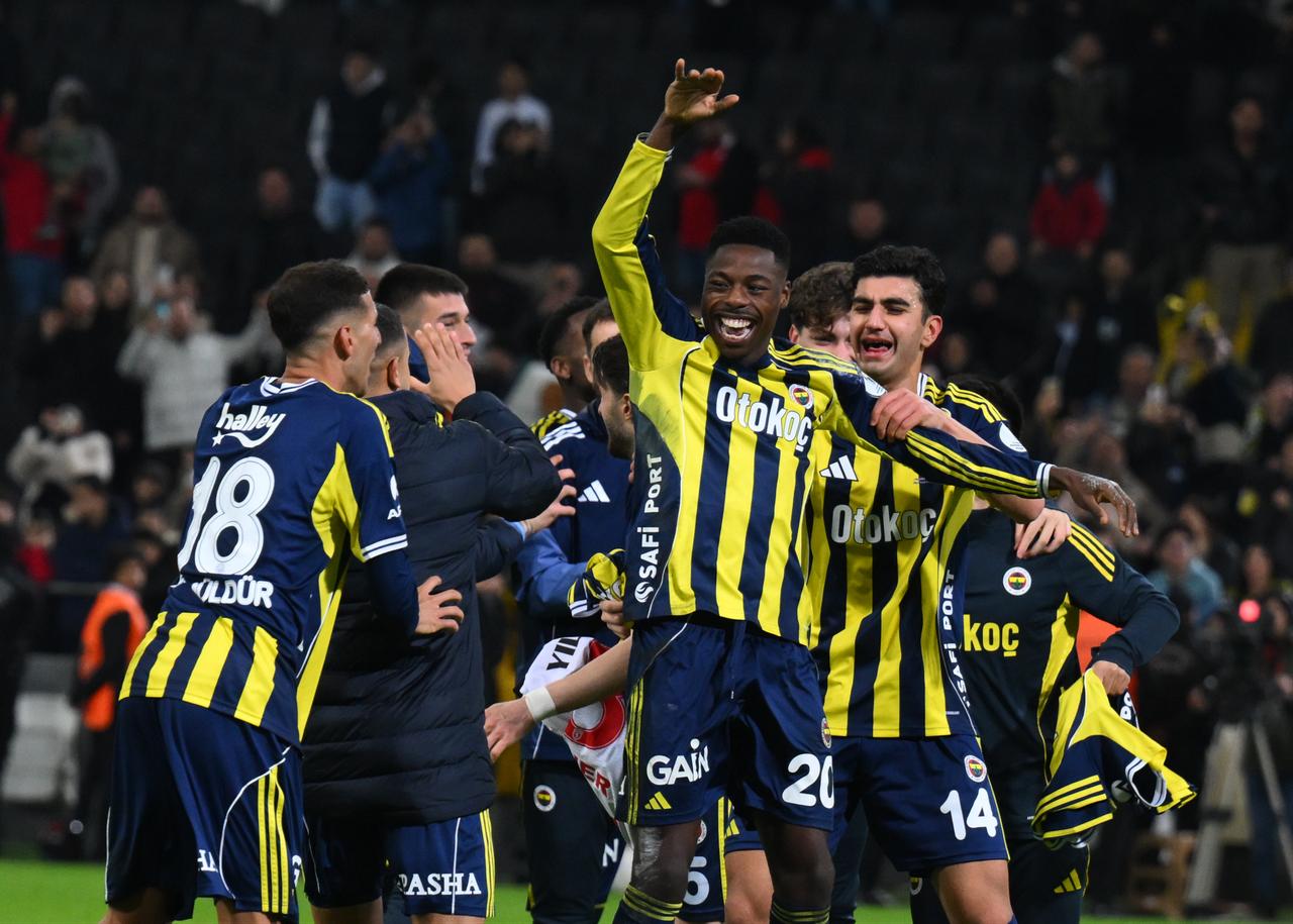 Fenerbahce players celebrate after the Turkcell Super Cup semifinal match against Samsunspor at Yeni Adana Stadium. Adana, Türkiye, January 6, 2025. (AA Photo)