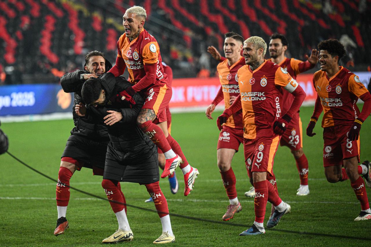Players of Galatasaray celebrate at the end of the Turkish Super Cup semifinal match between Galatasaray and Trabzonspor at Gaziantep Metropolitan Municipality Stadium. Gaziantep, Türkiye, January 5, 2025. (AA Photo)