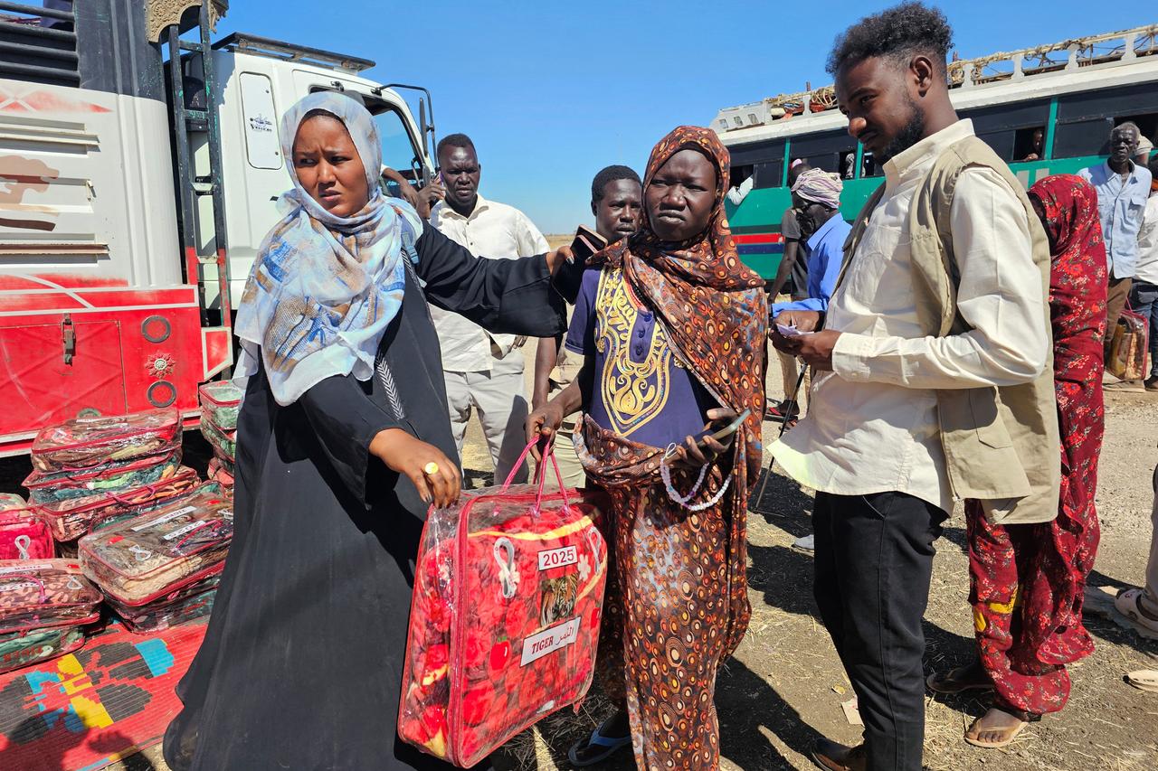 A displaced Sudanese woman from the Heglig area in western Sudan receives a blanket at the Abu al-Naga displacement Camp in the in Gedaref State, December 30, 2025. (AFP Photo)