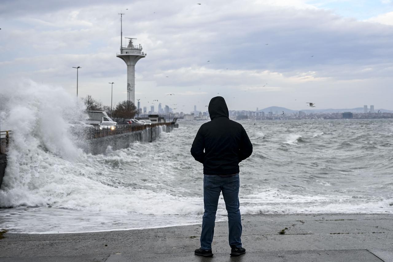 Strong south-westerly winds known as 'Lodos' affecting Sarayburnu coast and surrounding areas as waves hit the shores in Istanbul, Türkiye, January 4, 2026. (AA Photo)