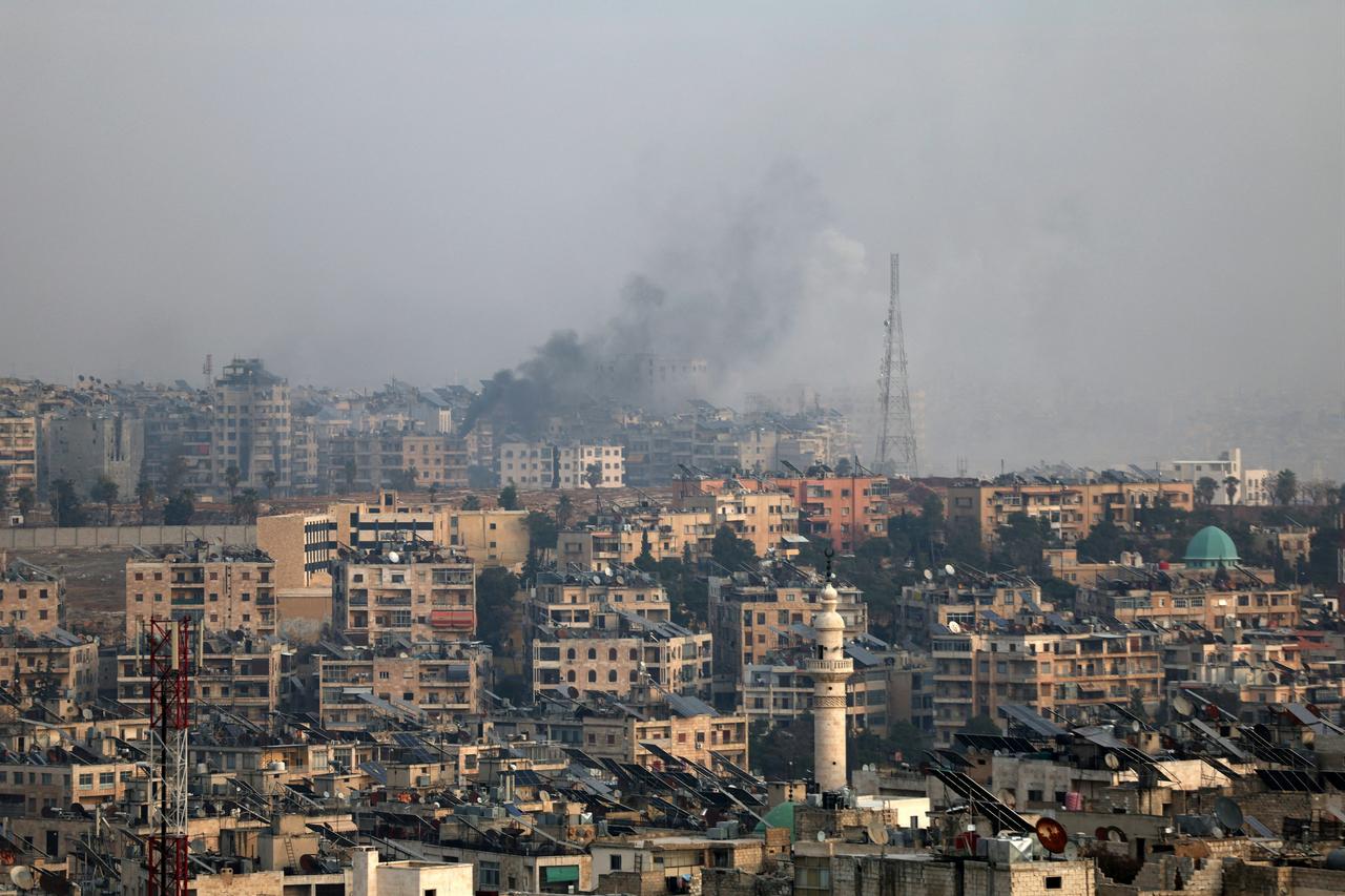Columns of smoke rising from Aleppo's Sheikh Maqsoud and Ashrafieh neighborhoods amid intense clashes between government forces and the SDF in Syria on Jan. 8, 2026. (AFP Photo)