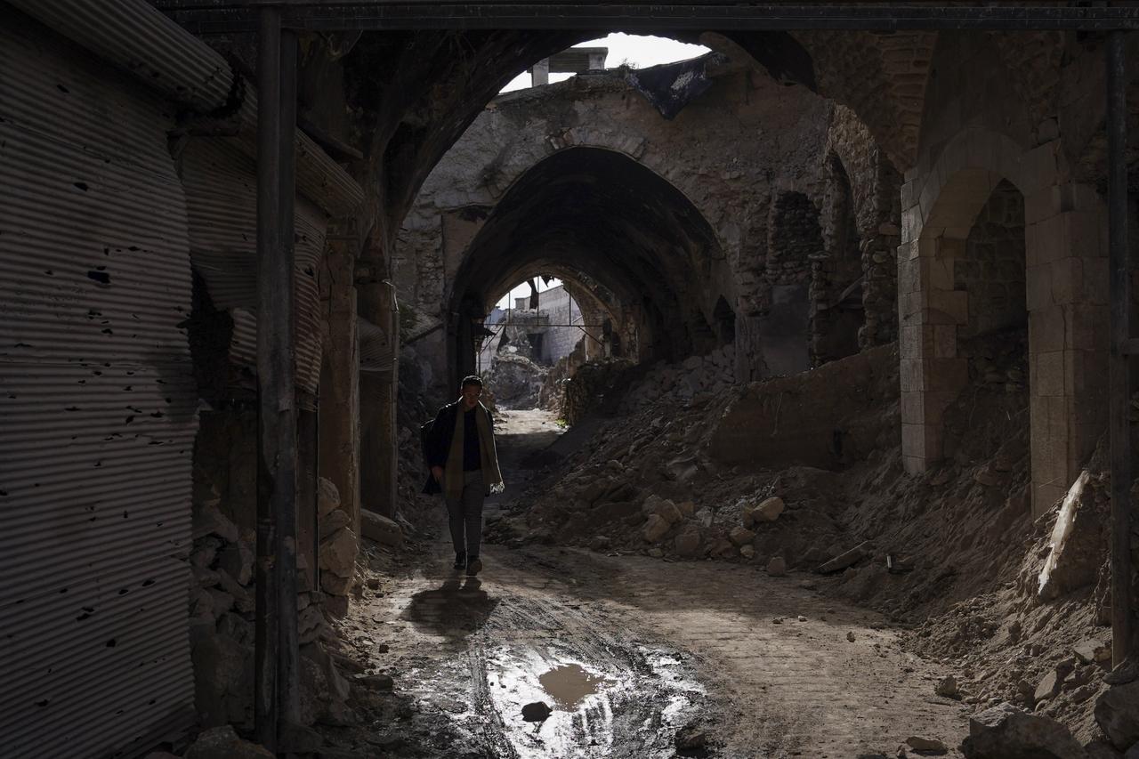 Thousands of civilians have fled neighborhoods as the SDF refused to negotiate even for indefensible positions without first resorting to armed conflict. (AA Photo)