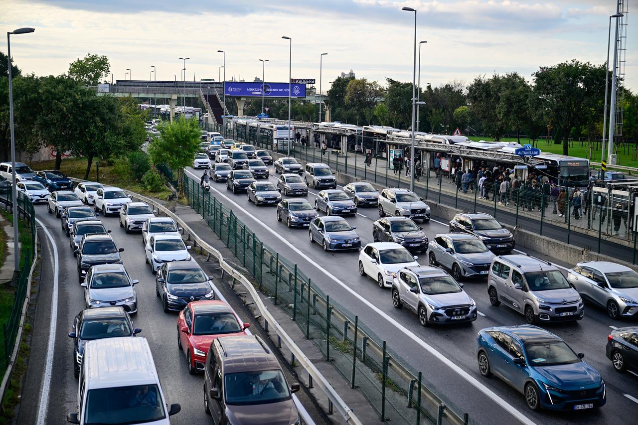 Cars pile up on the D-100 highway near Altunizade, on Istanbul's Asian side, as the metrobus lane fills with commuters during rush hour. (AA Photo)