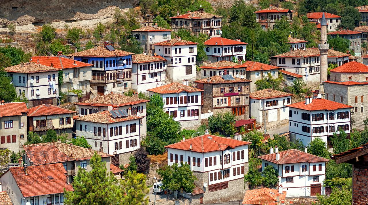 Traditional Ottoman-era houses with white facades and red-tiled roofs fill the historic center of Safranbolu, a UNESCO World Heritage site in northern Türkiye. (Adobe Stock Photo)