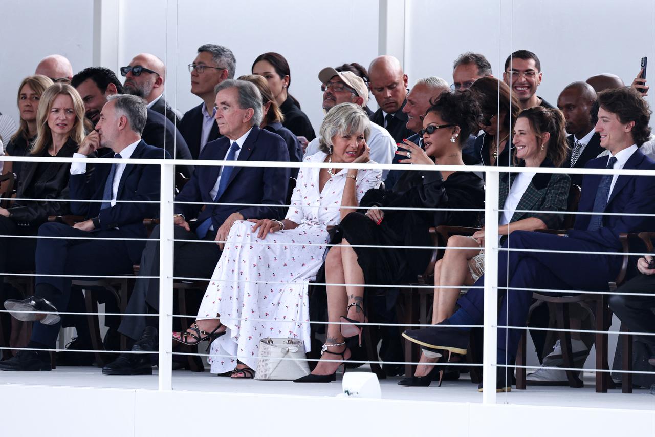 British designer McCartney says fashion’s front row stacked with paid-for star power
