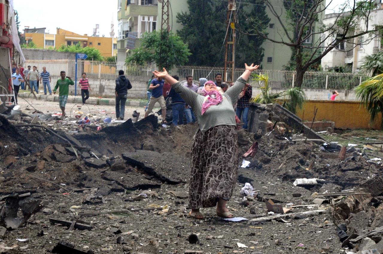 Done Kuvvet, 72, who lost her daughter and granddaughter in twin car bomb attacks in Hatay’s Reyhanli town, reacts at the scene of the blast on May 11, 2013. (AA Photo)