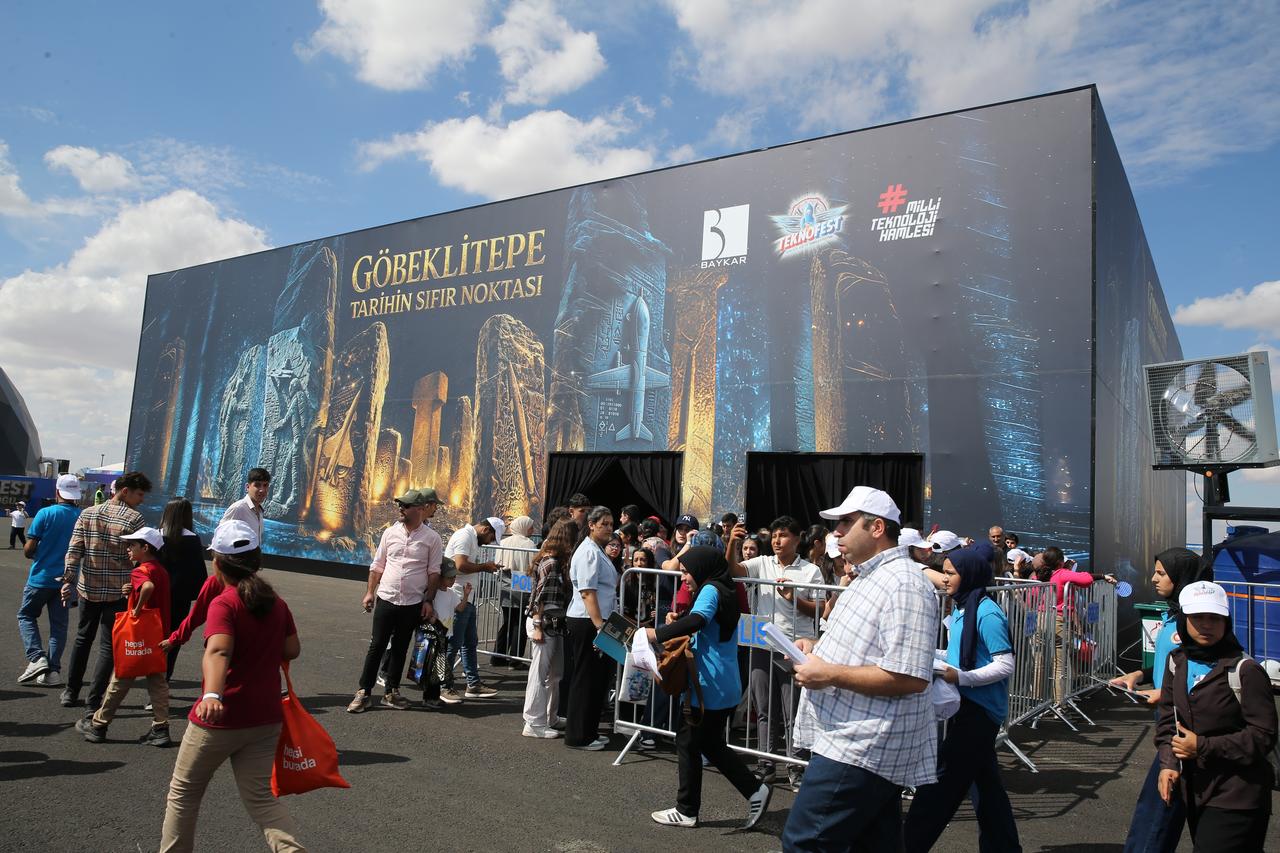 Crowds wait outside the Gobeklitepe Experience Area at TEKNOFEST Southeast, where a three-minute installation takes visitors through roughly 12,000 years of history, Sanliurfa, Türkiye, Oct. 1, 2026. (AA Photo)