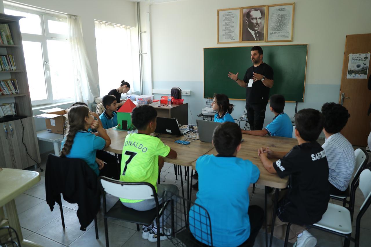 Students take part in an applied technology workshop covering artificial intelligence and robotic coding at a village school in Erzincan, Türkiye, Sept. 27, 2026. (AA Photo)