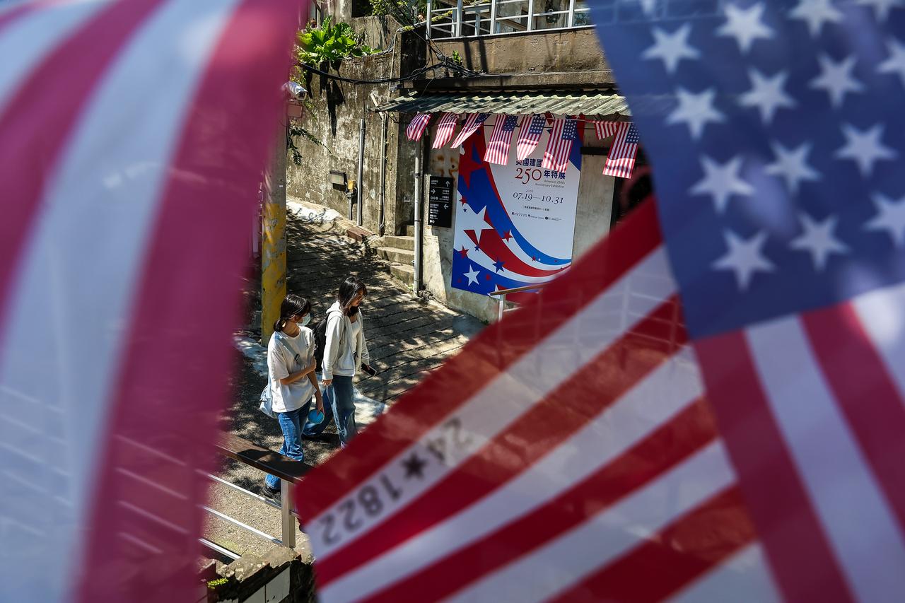 People walk past United States national flags ahead of the Trump-Xi meeting in Washington, in Taipei, Taiwan, on September 23, 2026. (AA Photo)