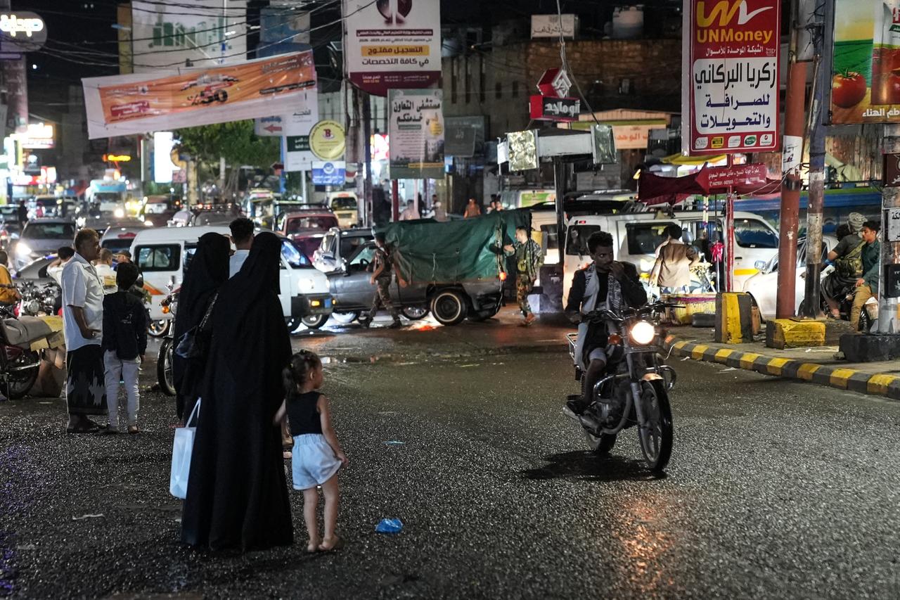 Yemenis make their way through a busy street as security forces of the internationally-recognised Yemeni government patrol in Taiz amid concerns over Houthi infiltration, late on September 27, 2026. (AFP Photo)