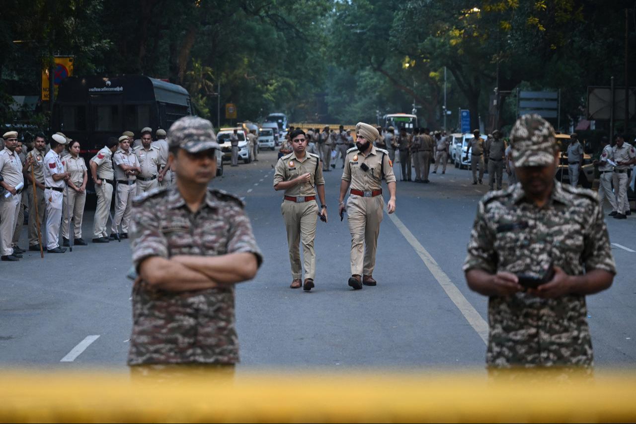 Delhi Police personnel stand guard ahead of a protest by the youth-led Cockroach Janata Party (CJP) demanding the resignation of India’s Chief Election Commissioner over alleged "special intensive revision” (SIR) voter-roll irregularities, near Jantar Mantar in New Delhi on October 10, 2026. (AFP Photo)