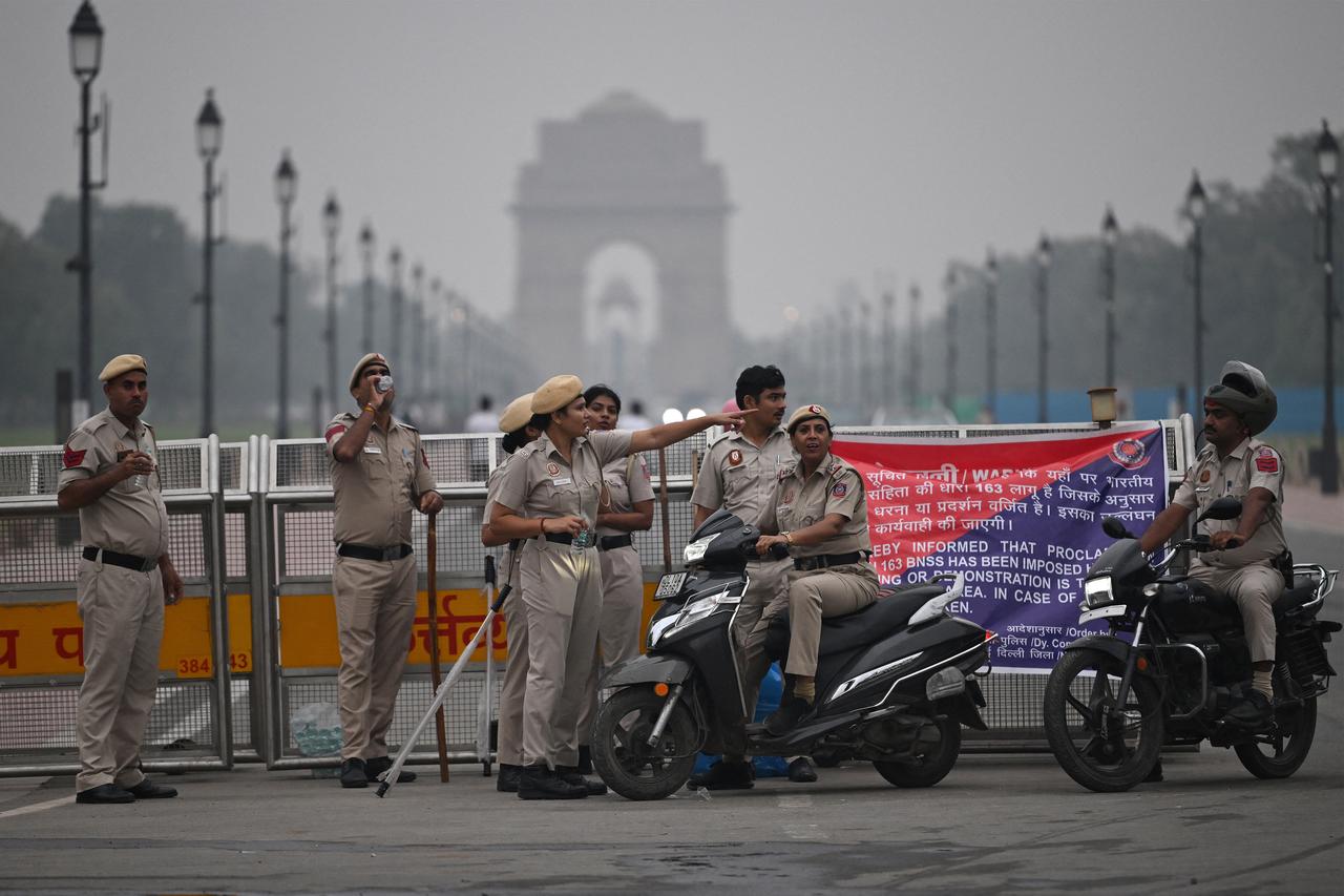 Delhi Police personnel stand guard ahead of a protest by the youth-led Cockroach Janata Party (CJP) demanding the resignation of India’s Chief Election Commissioner over alleged "special intensive revision” (SIR) voter-roll irregularities, near the India Gate in New Delhi on October 10, 2026. (AFP Photo)