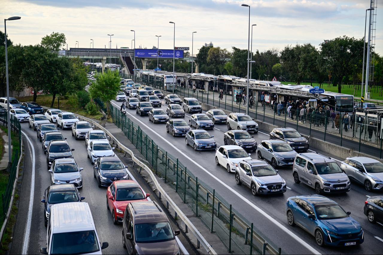Cars pile up on the D-100 highway near Altunizade, on Istanbul's Asian side, as the metrobus lane fills with commuters during rush hour. (AA Photo)
