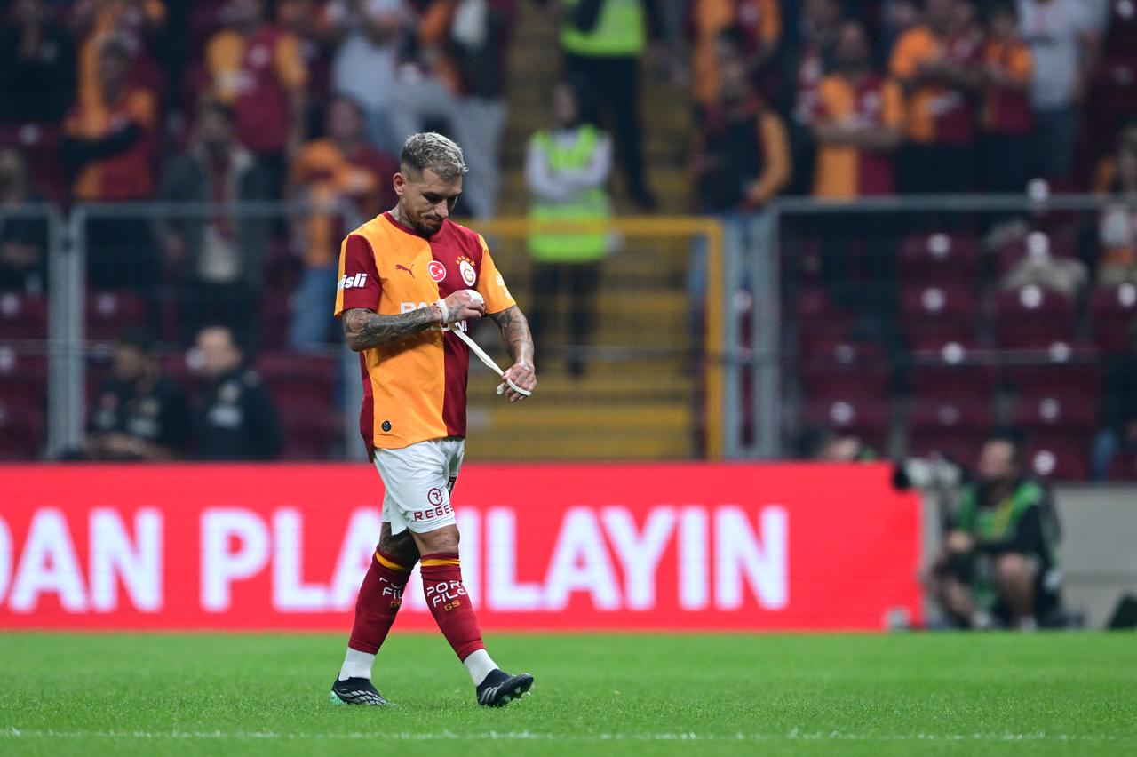 Lucas Torreira of Galatasaray receives a red card and is sent off during the Turkish Super Lig Week 7 match between Galatasaray and Kasimpasa at RAMS Park in Istanbul, Türkiye, on October 9, 2026. (AA Photo)