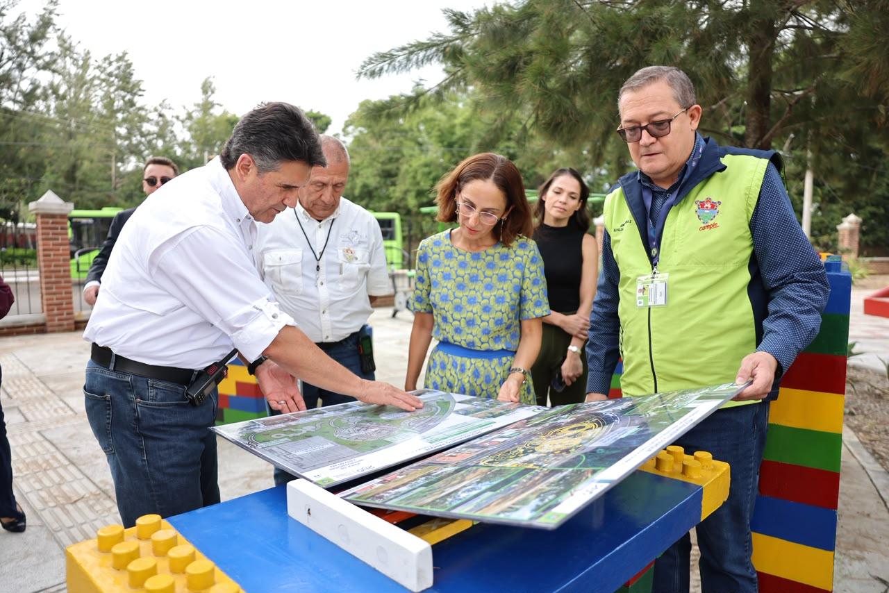 Guatemala City Mayor Ricardo Quinonez (L) and Turkish Ambassador to Guatemala Beliz Celasin Rende (C) examine plans during a visit to the newly inaugurated Türkiye-Guatemala Friendship Park. (AA Photo)