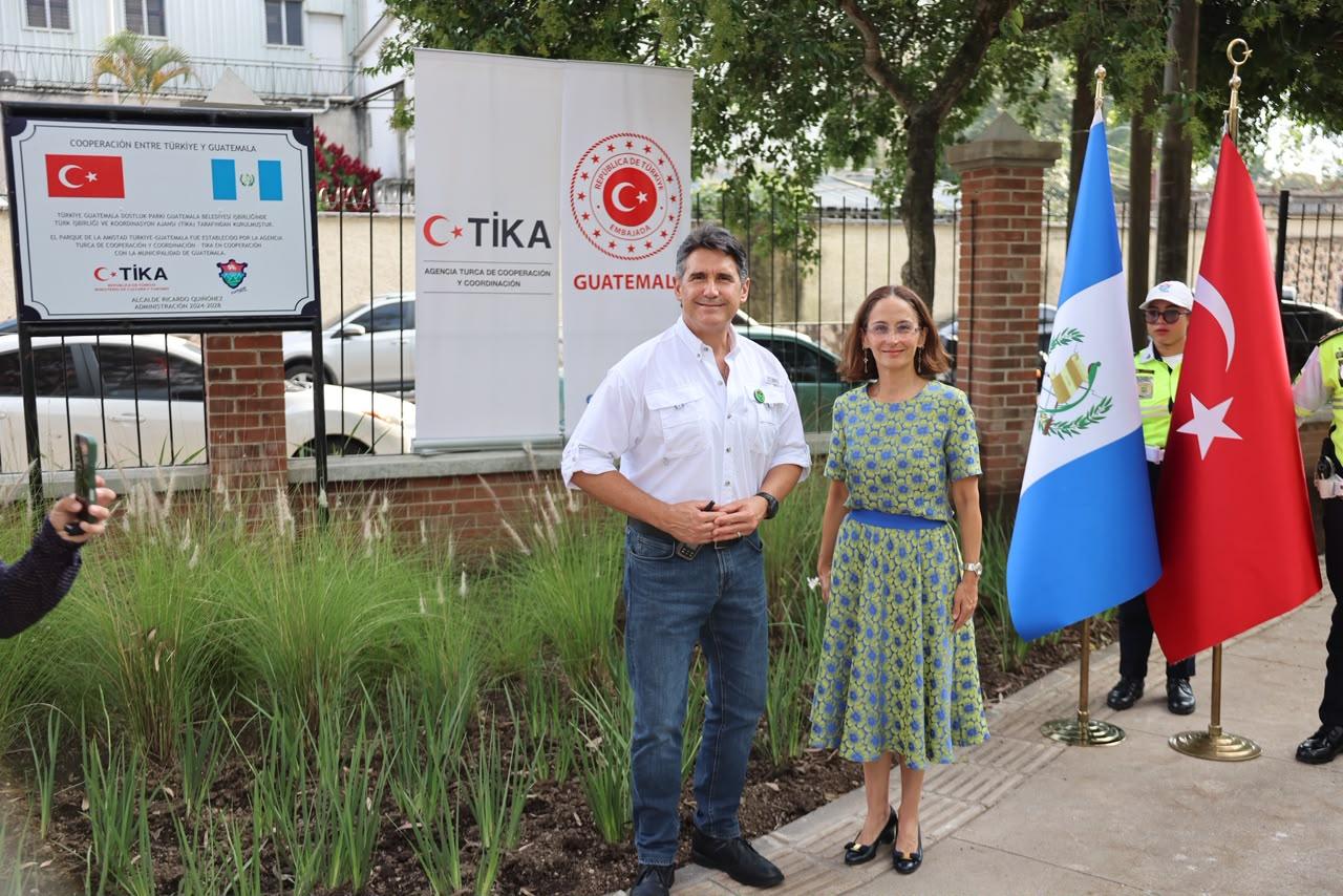 Guatemala City Mayor Ricardo Quinonez (L) and Turkish Ambassador Beliz Celasin Rende (R) pose for a photograph beside the Turkish and Guatemalan flags at the opening of the Türkiye-Guatemala Friendship Park in Guatemala City. (AA Photo)