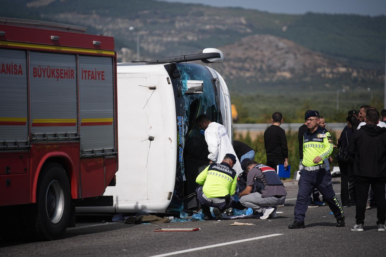 11 killed, 27 injured in tour bus-truck crash in Türkiye's Manisa