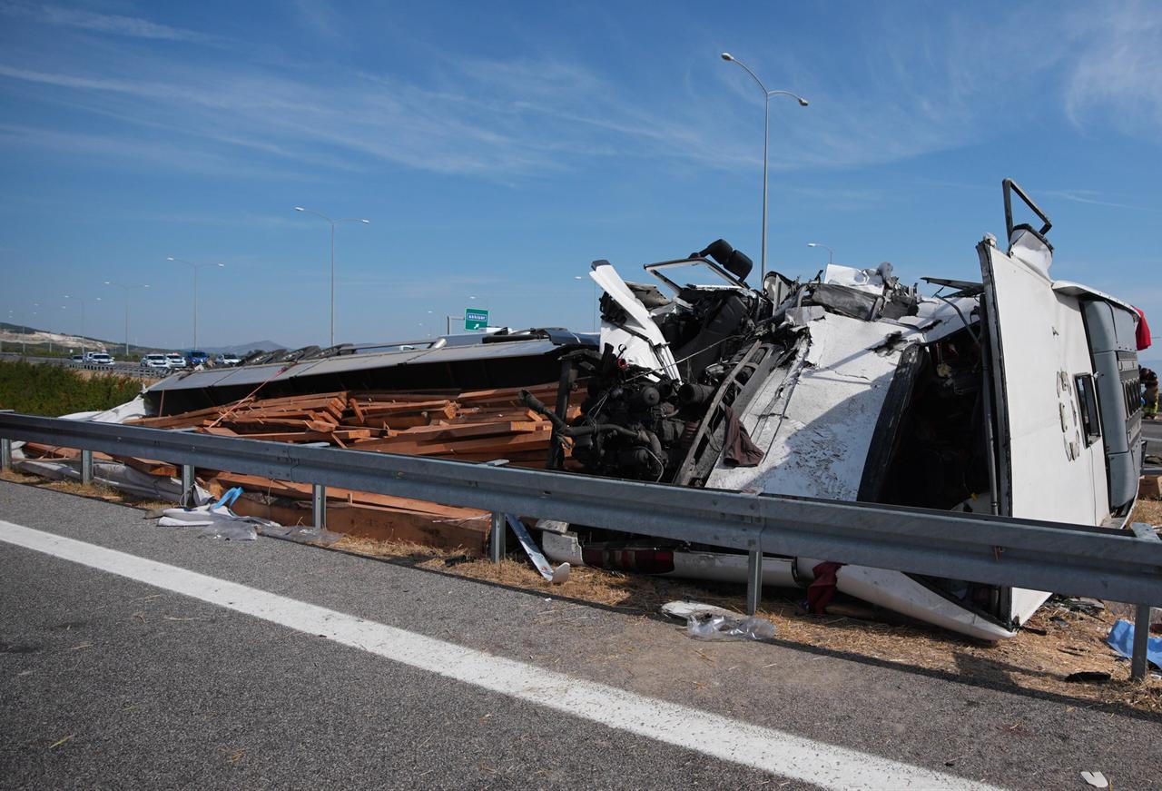 The scene of a collision between a tow truck and a tour bus in Akhisar district, Manisa, Türkiye, Oct. 11, 2026. (AA Photo)