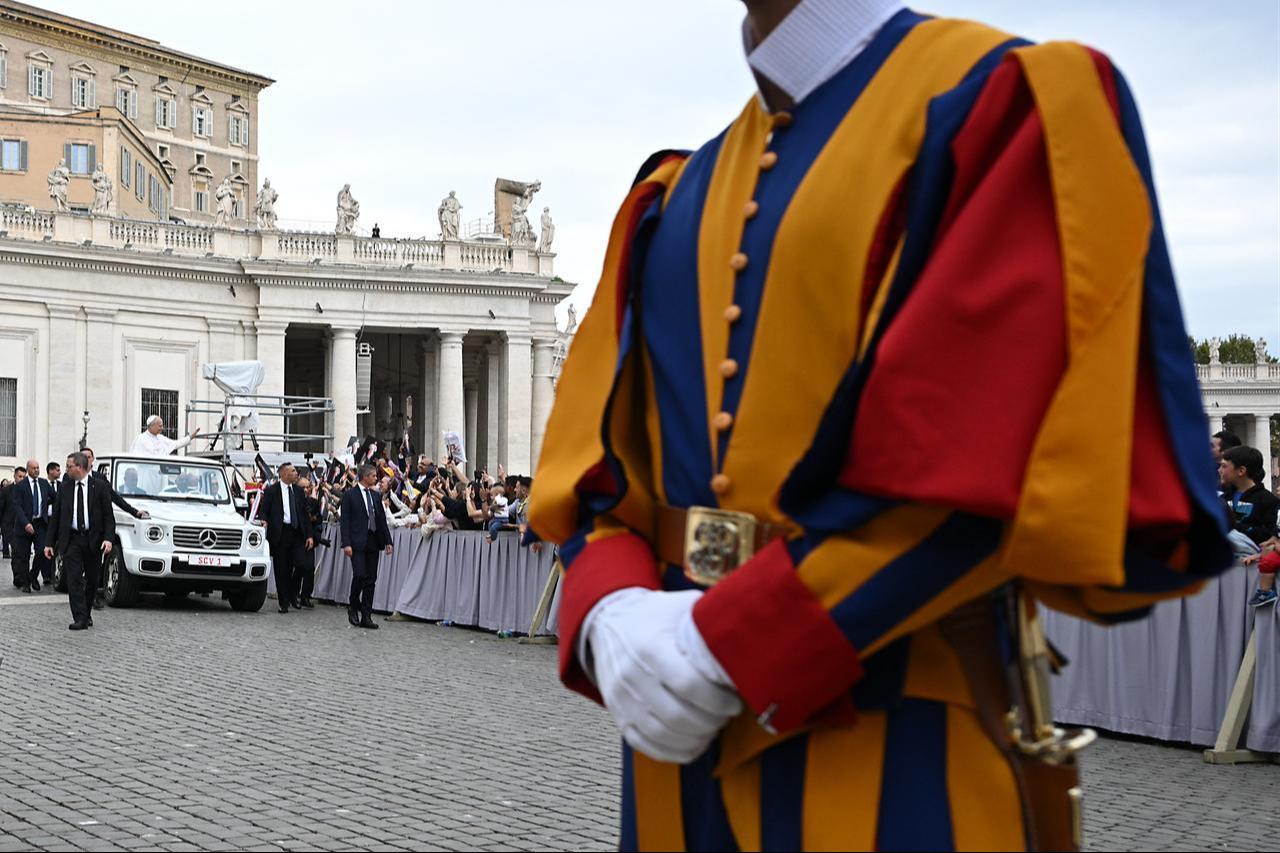 Pope Leo XIV (L) waves to the crowd from the popemobile as he leaves at the end of the weekly general audience at St Peter's Square, in the Vatican, on October 7, 2026. (AFP Photo)
