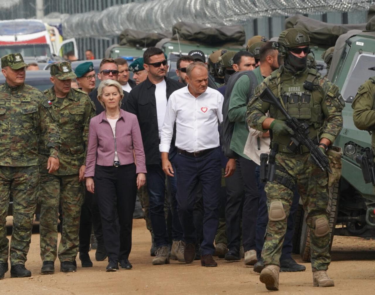 Polish Prime Minister Donald Tusk and President of the European Commission Ursula von der Leyen visit the fence at the Poland/Belarus border on August 25, 2025, in Krynki, eastern Poland. (AFP Photo)