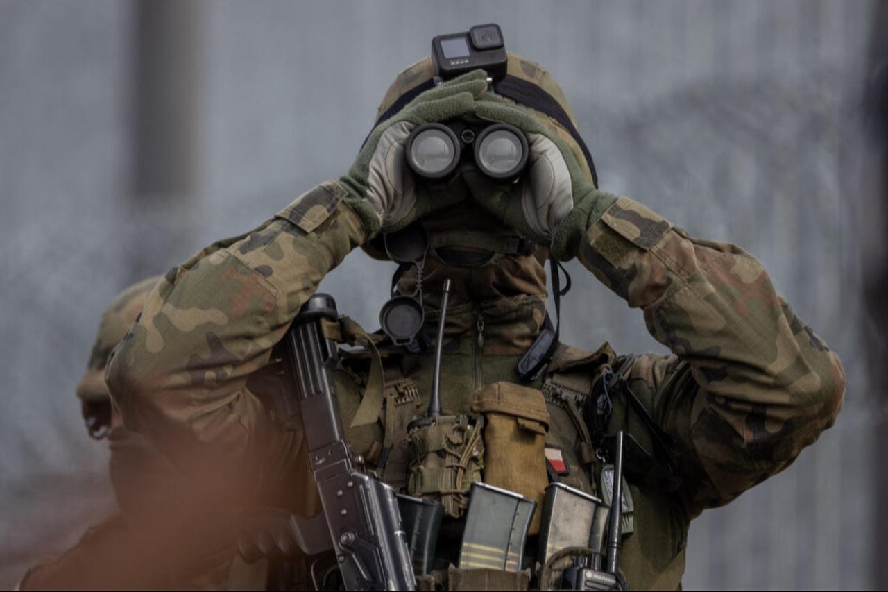 A Polish soldier looks through binoculars as they patrol the border while Poland's Prime Minister Donald Tusk inspects the border fence at the Belarusian border in Ozierany Male, eastern Poland, March 22, 2025. (AFP Photo)