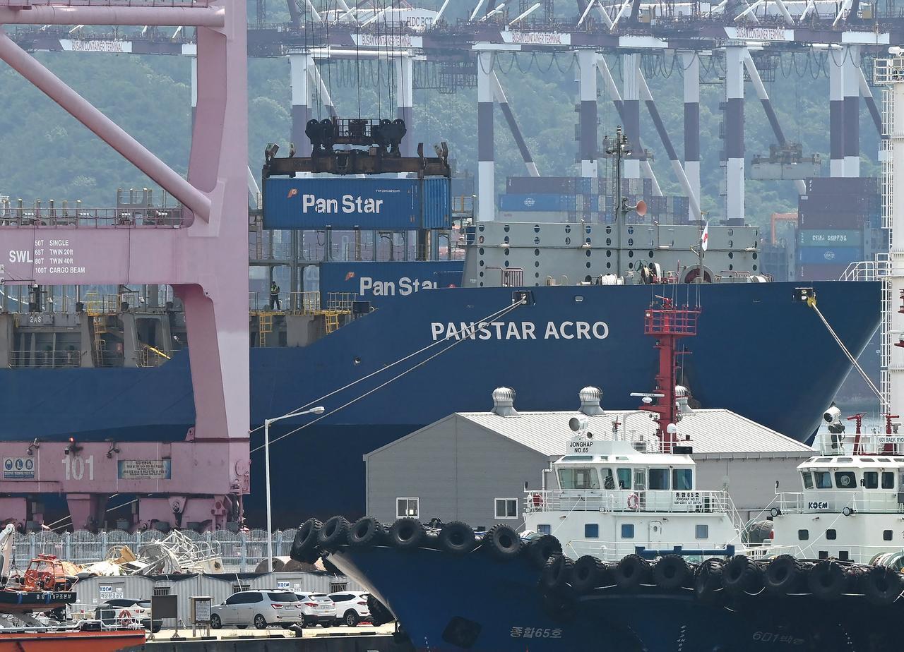 A container is loaded to the container ship "Panstar Acro" at Busan New Port in Busan, South Korea, August 22, 2026. (AFP Photo)