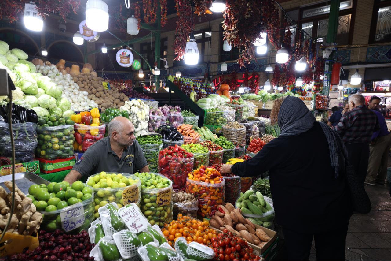 This photo taken on October 7, 2026 shows customers shopping for vegetables in Tajrish Bazaar, a traditional market in Tehran. (AFP Photo)