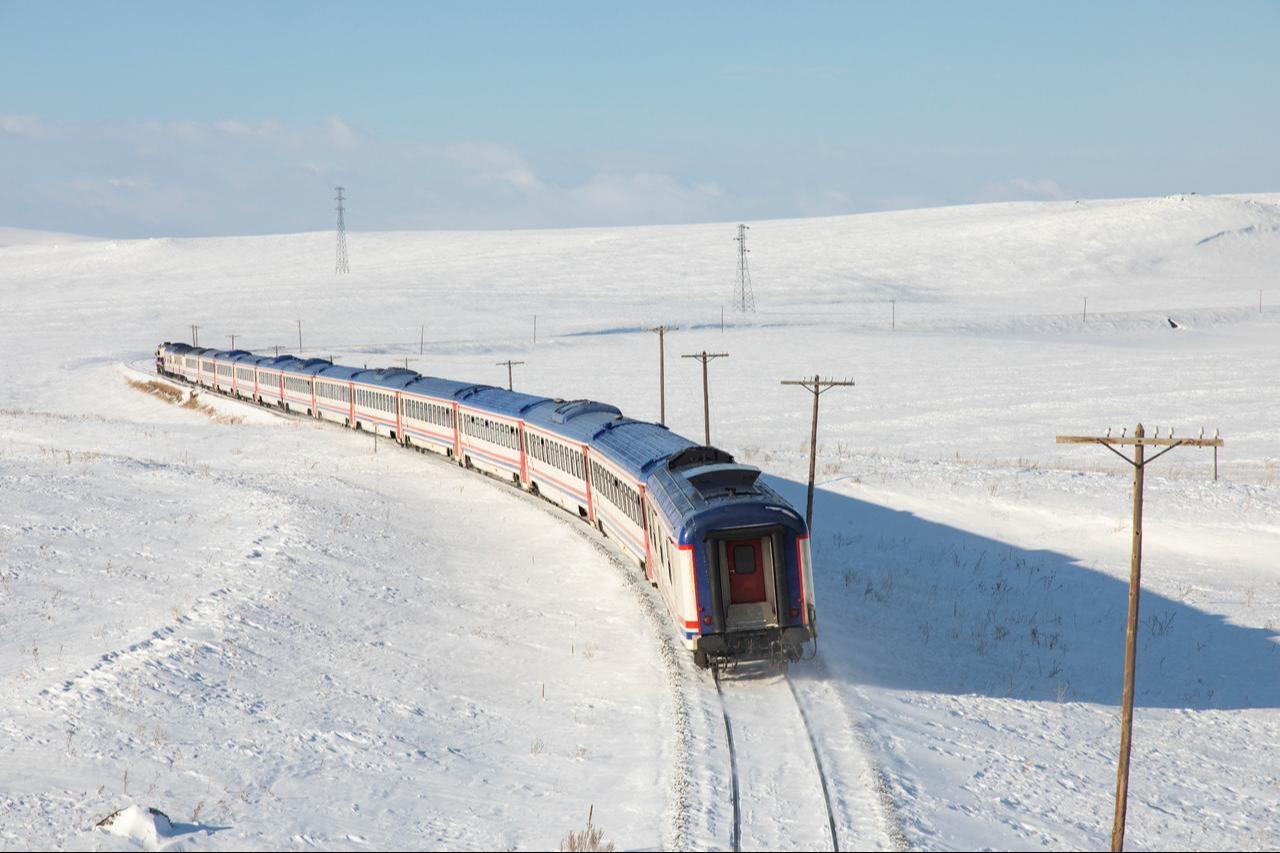 Eastern Express (Dogu Ekspresi) brings over 10,000 passengers through Türkiye’s snowy winter landscapes. (Adobe Stock Photo)