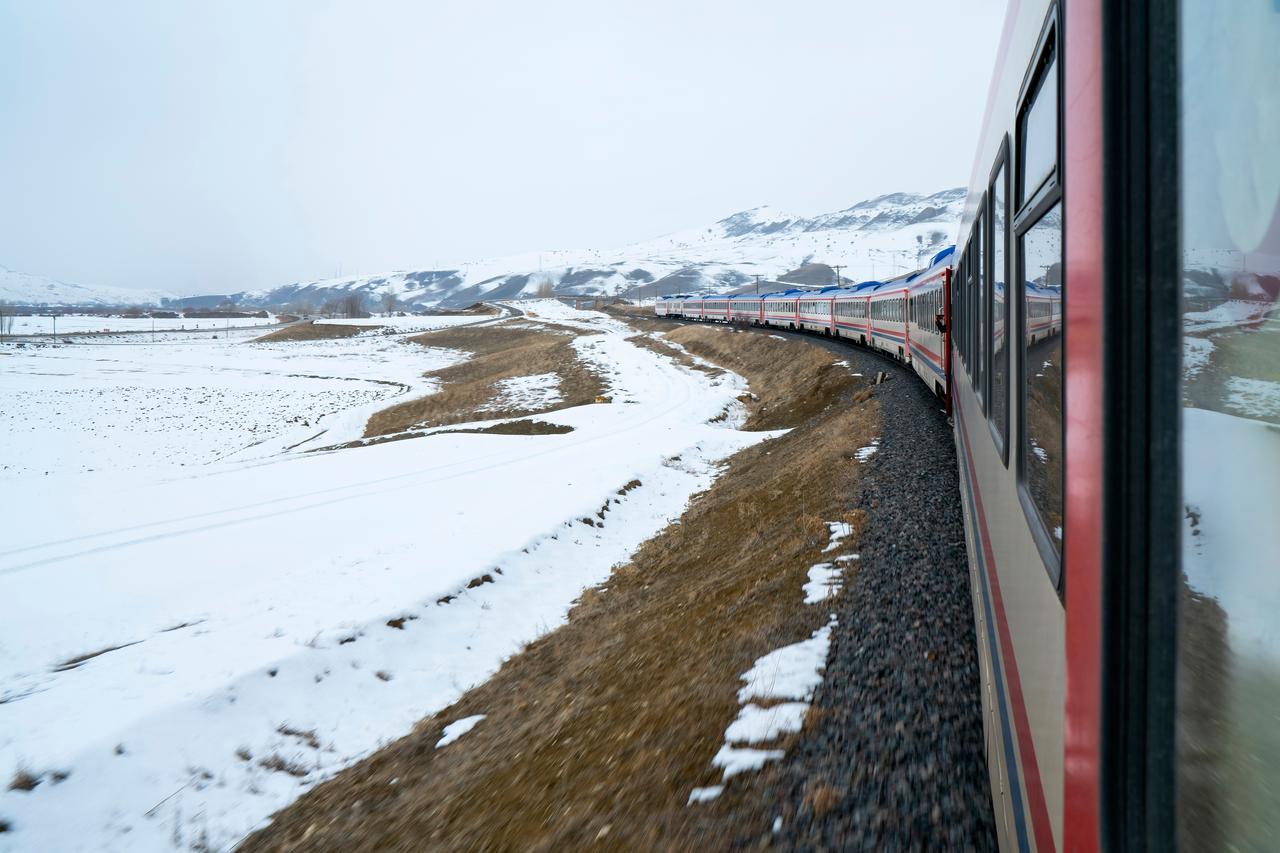 The Eastern Express (Dogu Ekspresi) brings over 10,000 passengers through Türkiye’s snowy winter landscapes. (Adobe Stock Photo)