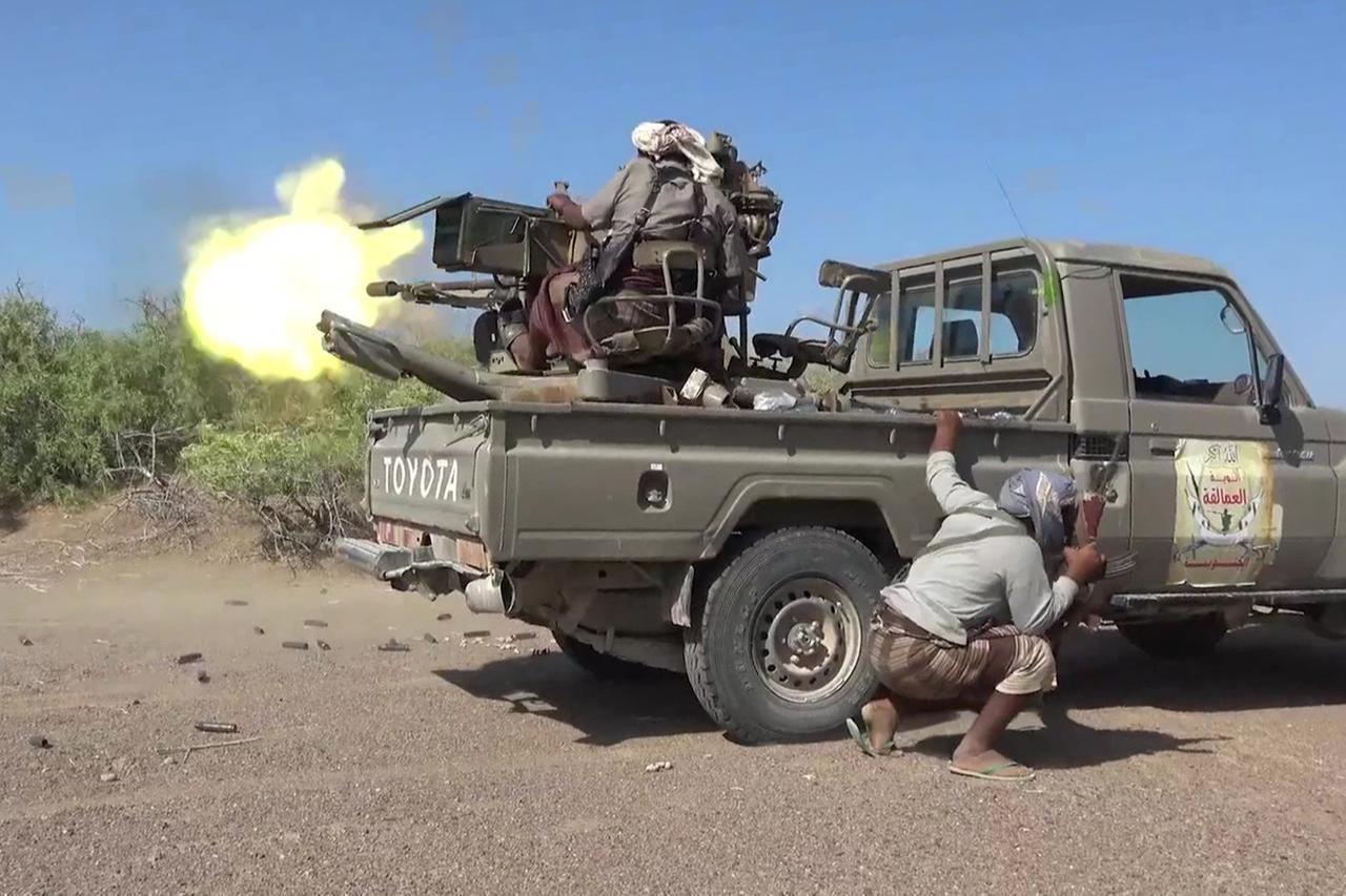 A pro-Yemeni government Southern Giants Brigades fighter fires a turret from the back of a technical pickup truck during clashes with Houthis in Taiz province, Oct. 6, 2026. (AFP Photo)