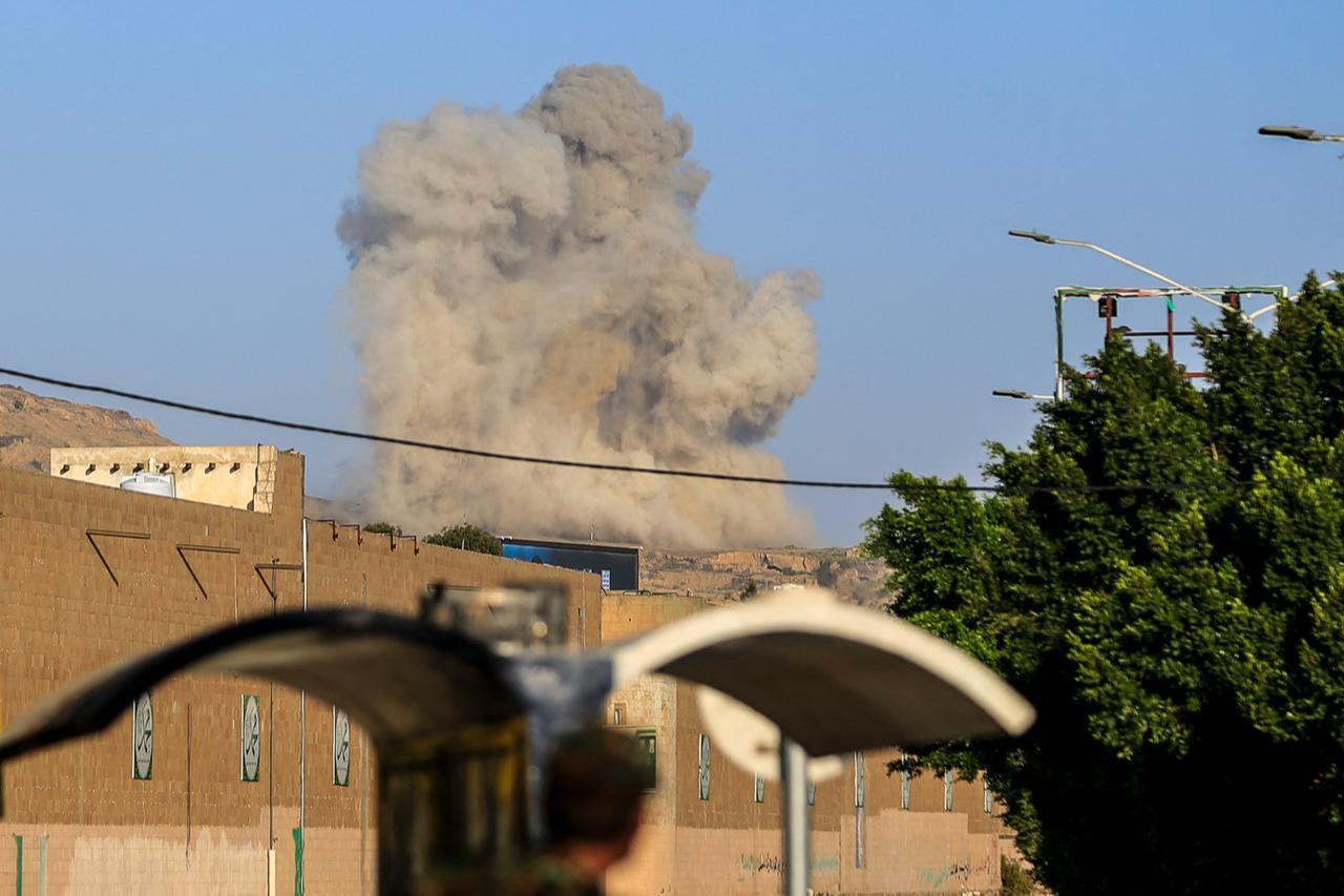 A plume of smoke rises during a reported airstrike by the Saudi-led coalition on the Houthi-controlled Yemeni capital Sanaa, on October 9, 2026. (AFP Photo)