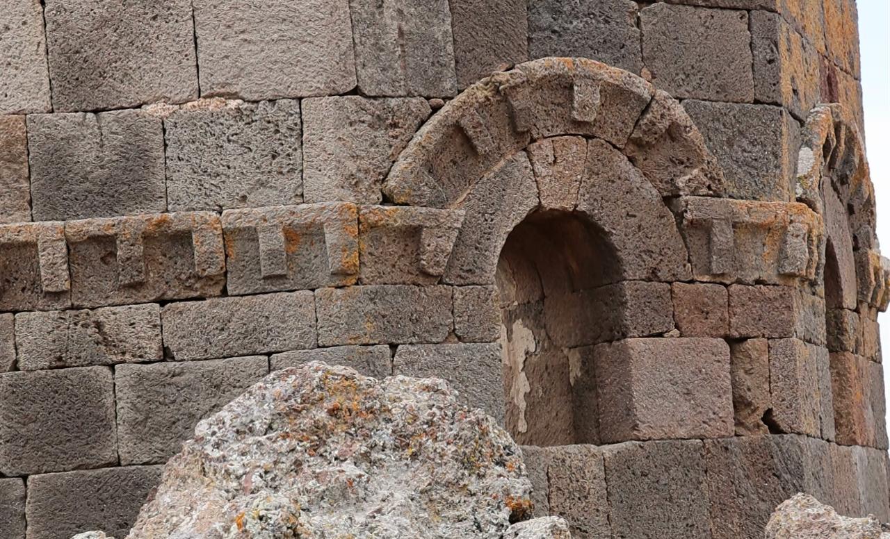 A close-up view of the weathered stone masonry and arched niche of the 725-year-old church on Ana Sultan Hill in Aksaray, central Türkiye. (IHA Photo)