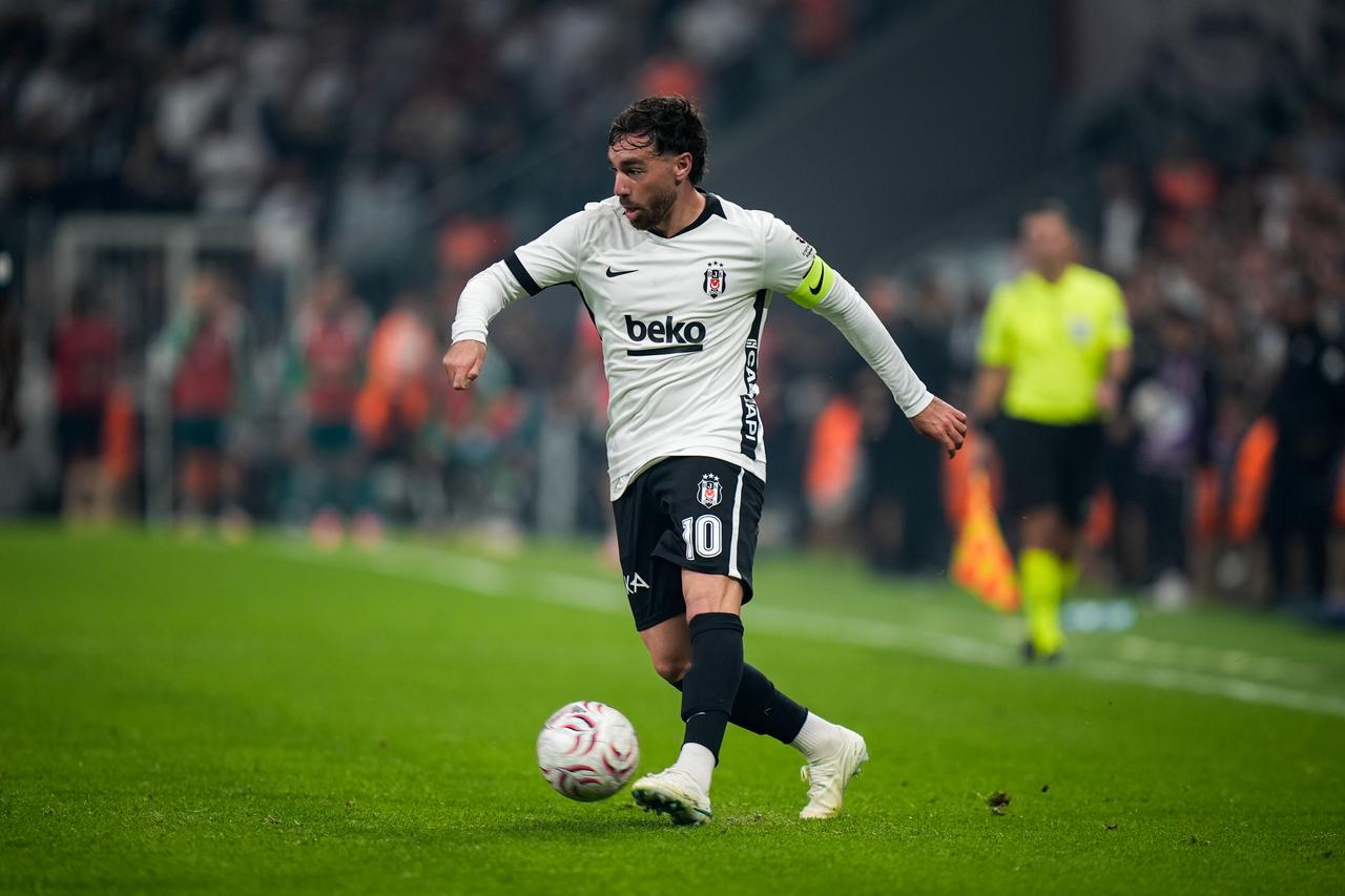 Orkun Kokcu (10) of Besiktas in action during the Turkish Super Lig week 7 match between Besiktas and Kocaelispor at Tupras Stadium in Istanbul, Türkiye, on October 11, 2026. (AA Photo)