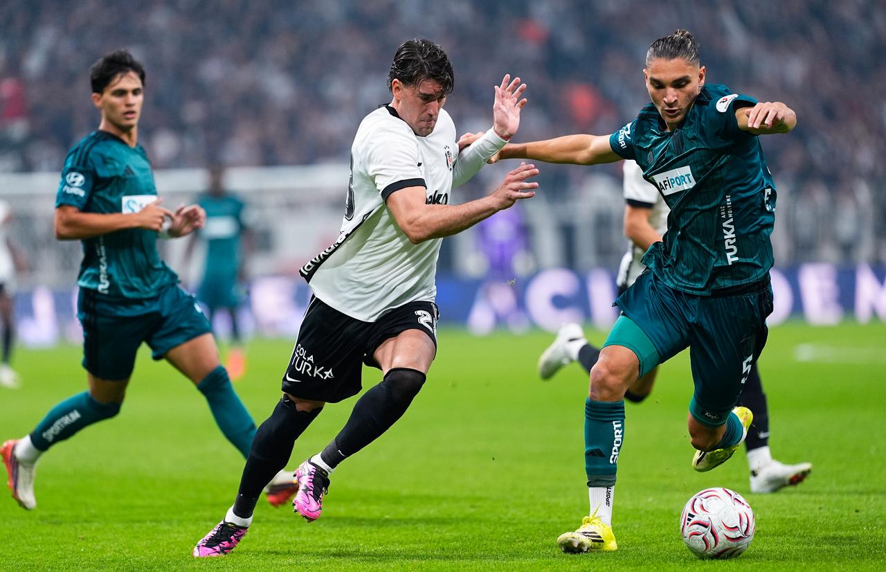 Dusan Vlahovic of Besiktas in action against Emir Ortakaya (5) of Kocaelispor during the Turkish Super Lig week 7 match between Besiktas and Kocaelispor at Tupras Stadium in Istanbul, Türkiye, on October 11, 2026. (AA Photo)